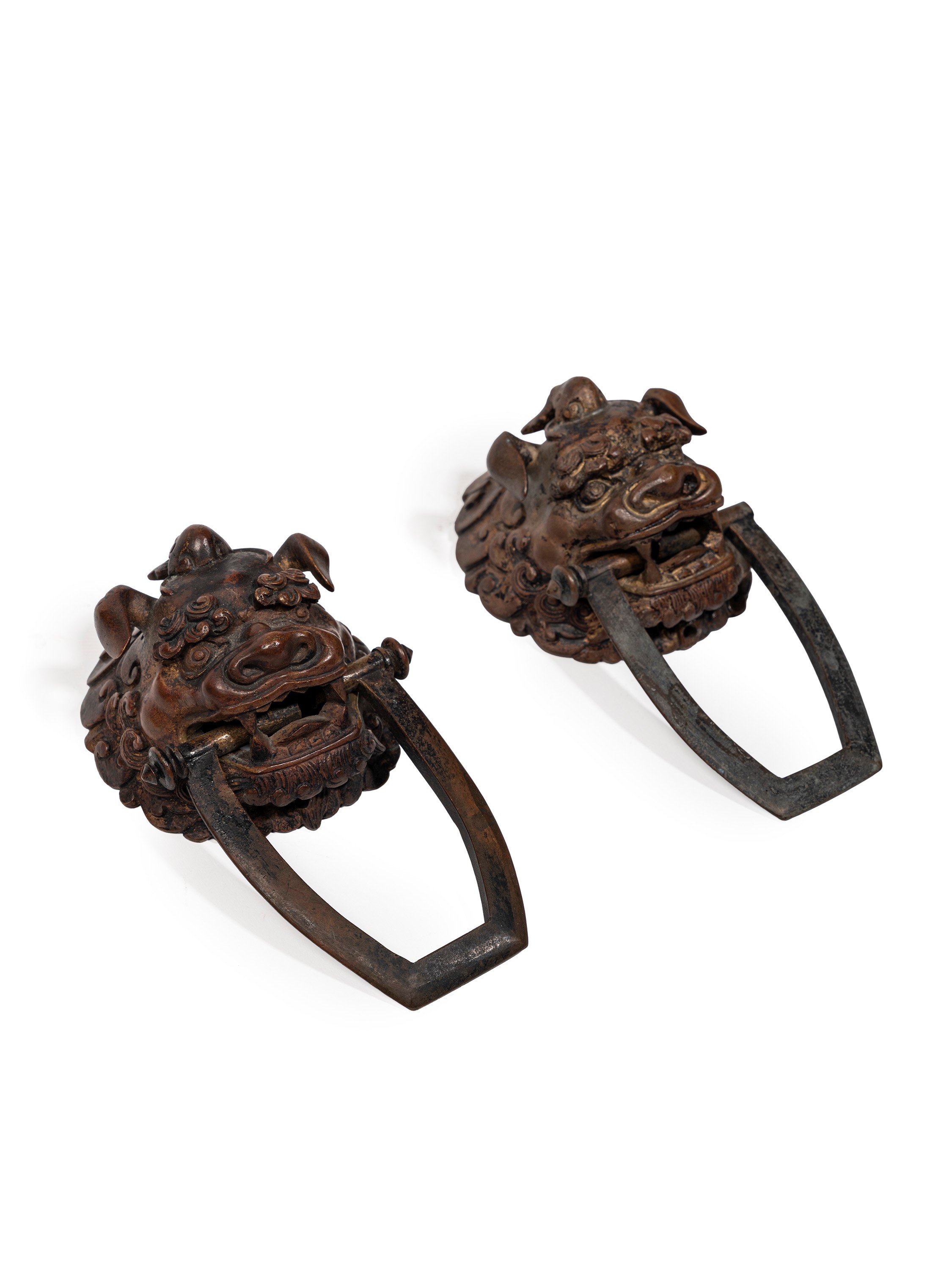 Cina, Coppia di battenti in bronzo a forma di testa di leone (dinastia Qing, XVII-XIX secolo circ...