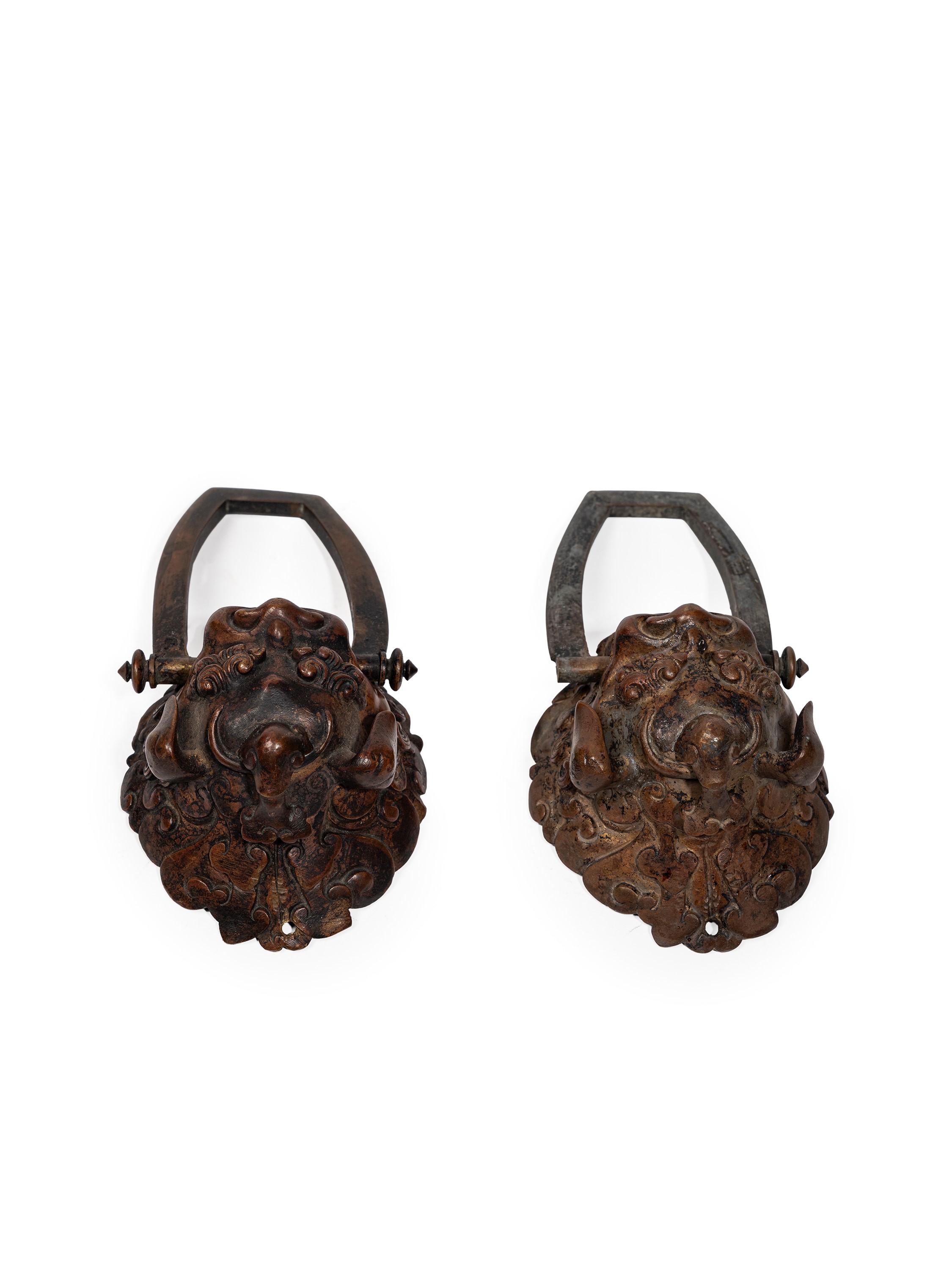 Cina, Coppia di battenti in bronzo a forma di testa di leone (dinastia Qing, XVII-XIX secolo circ...