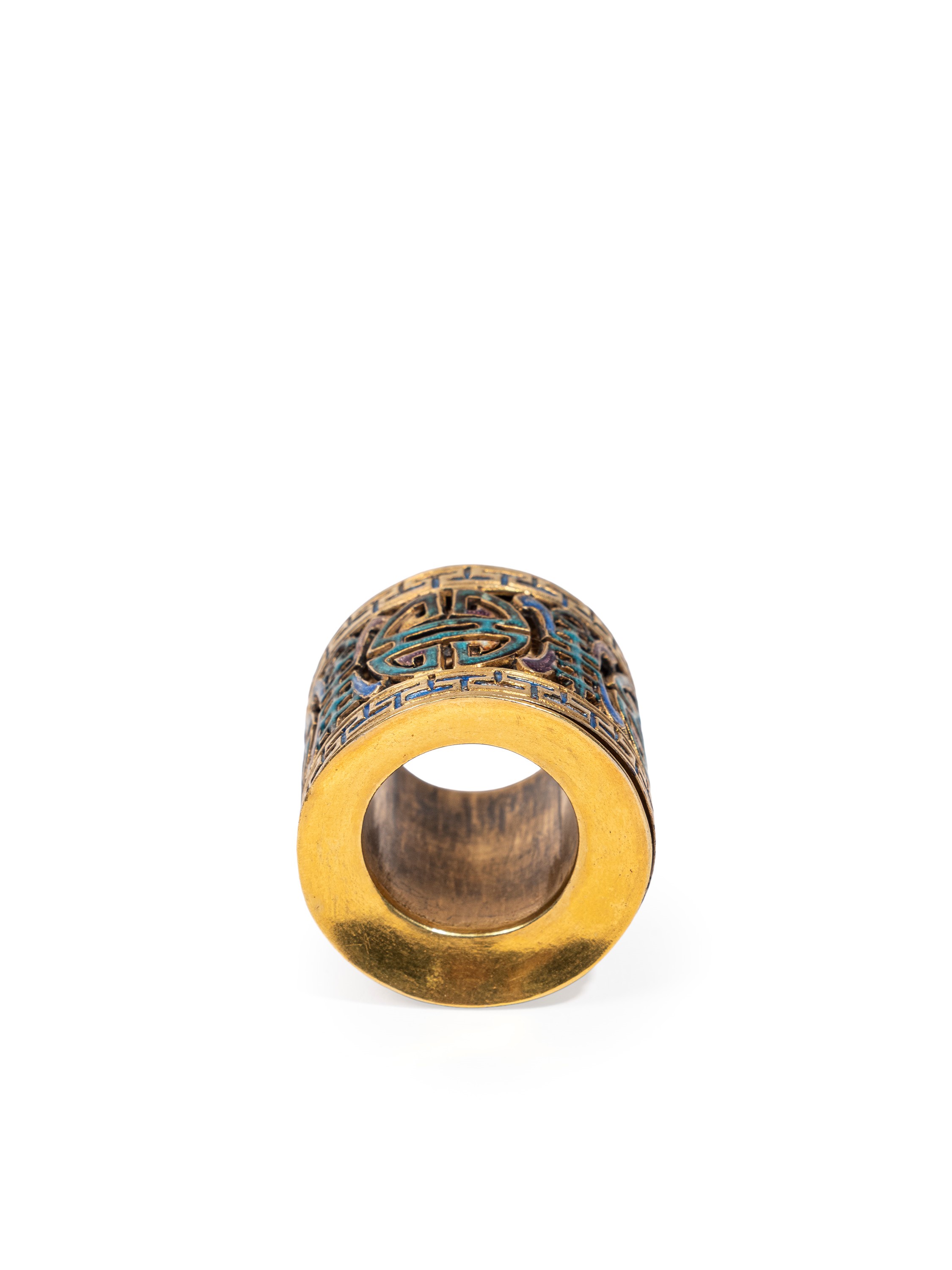 Cina, Anello da arciere in bronzo dorato e smaltato con simbolo shou e motivi a greche
