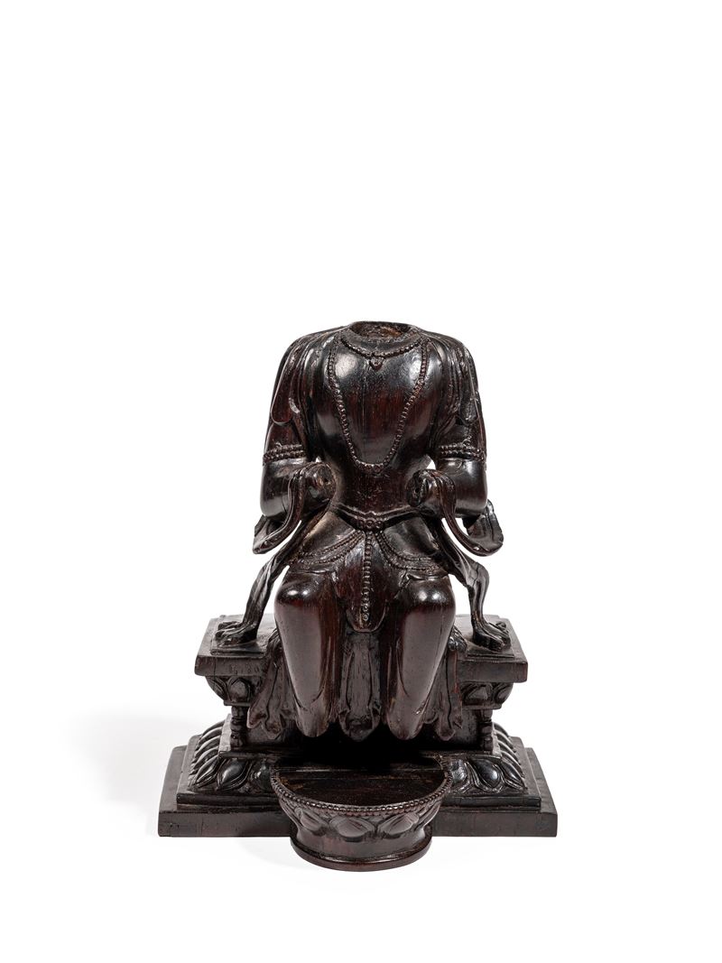 Cina, dinastia Qing (1644-1911), Figura in legno zitan raffigurante una divinità buddista seduta