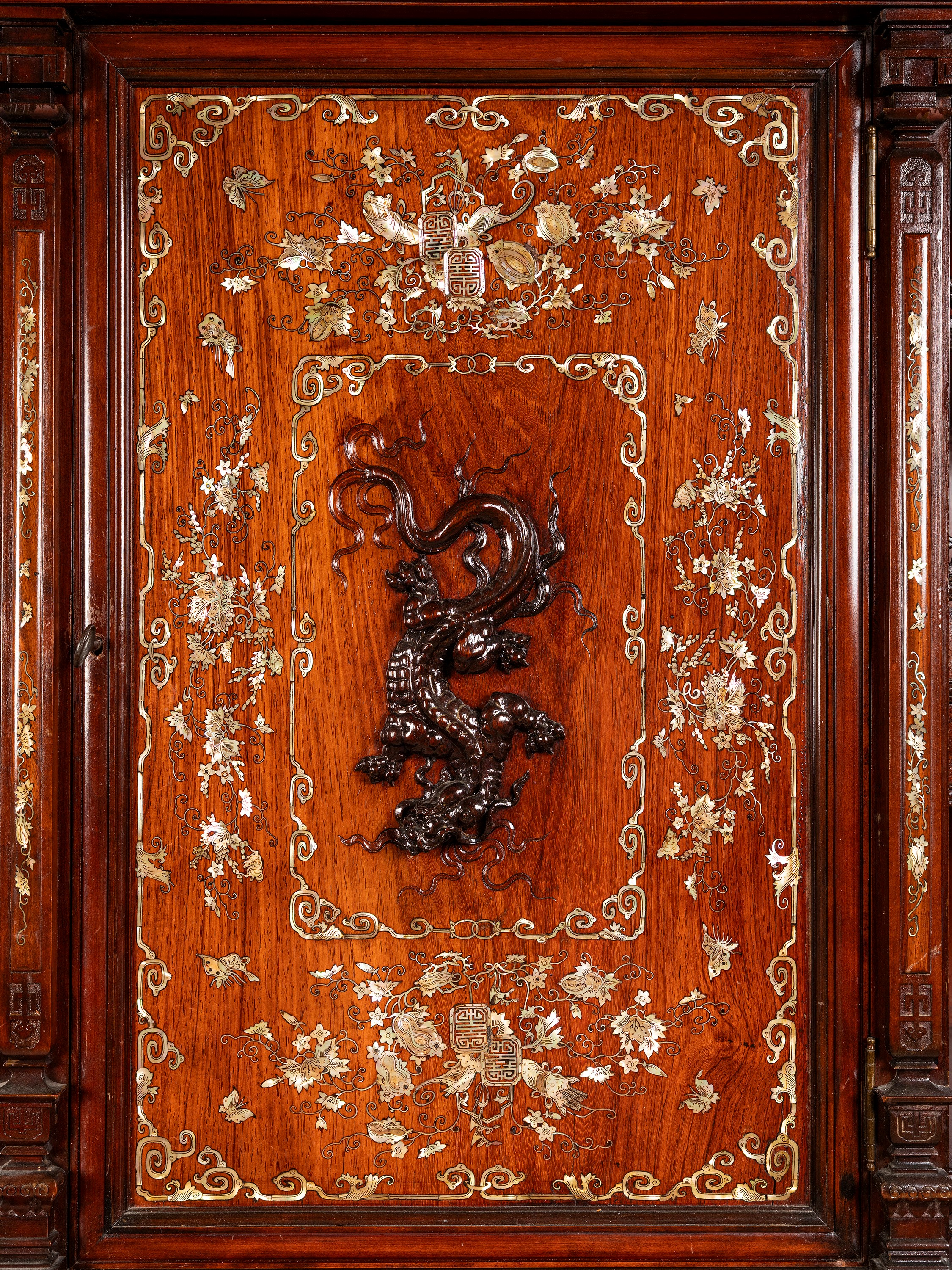 Mobile in Legno con Intarsi Madreperla