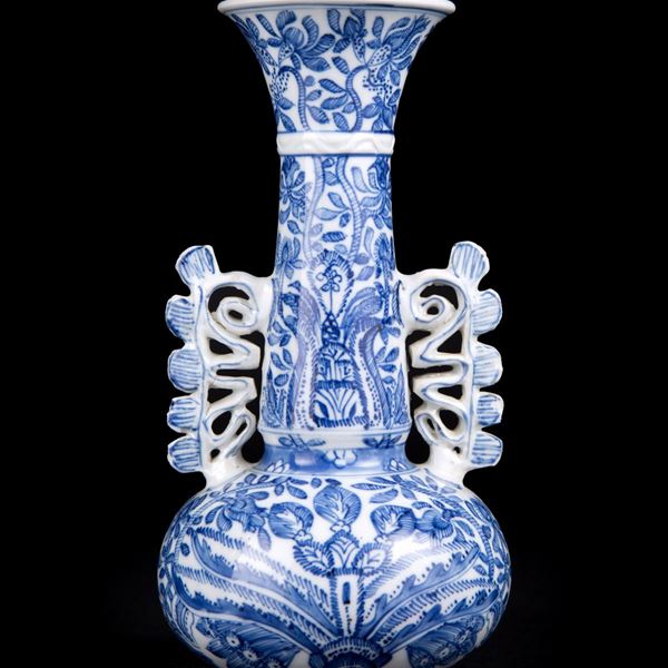 A BLUE AND WHITE BOTTLE VASE