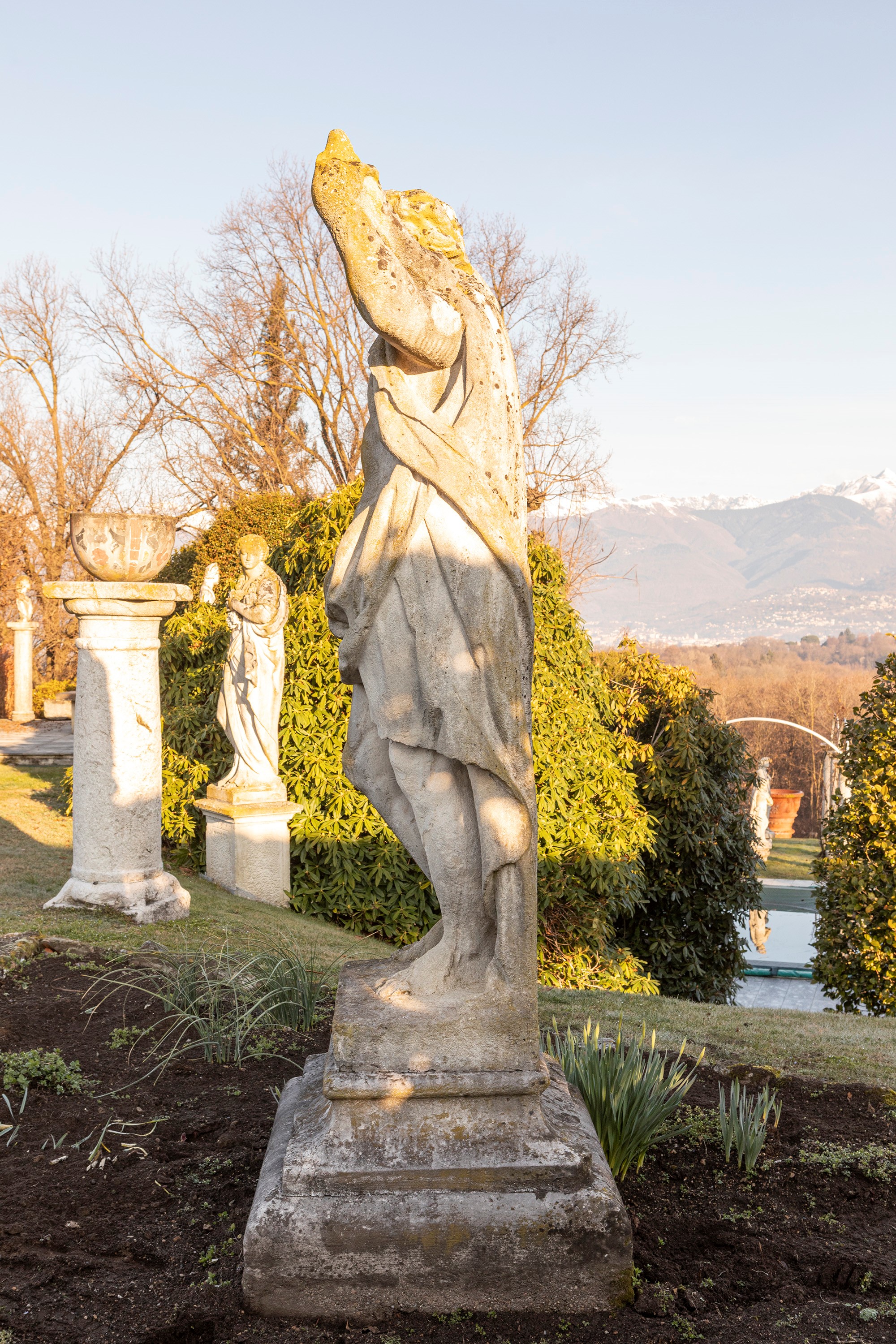 §GRANDE SCULTURA IN PIETRA DI VICENZA RAFFIGURANTE EFESTO