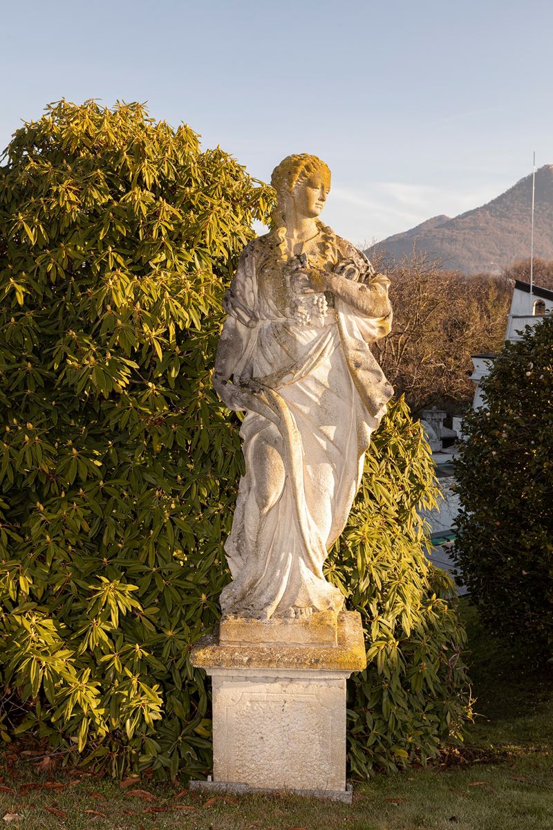 §SCULTURA IN PIETRA DI VICENZA RAFFIGURANTE FLORA