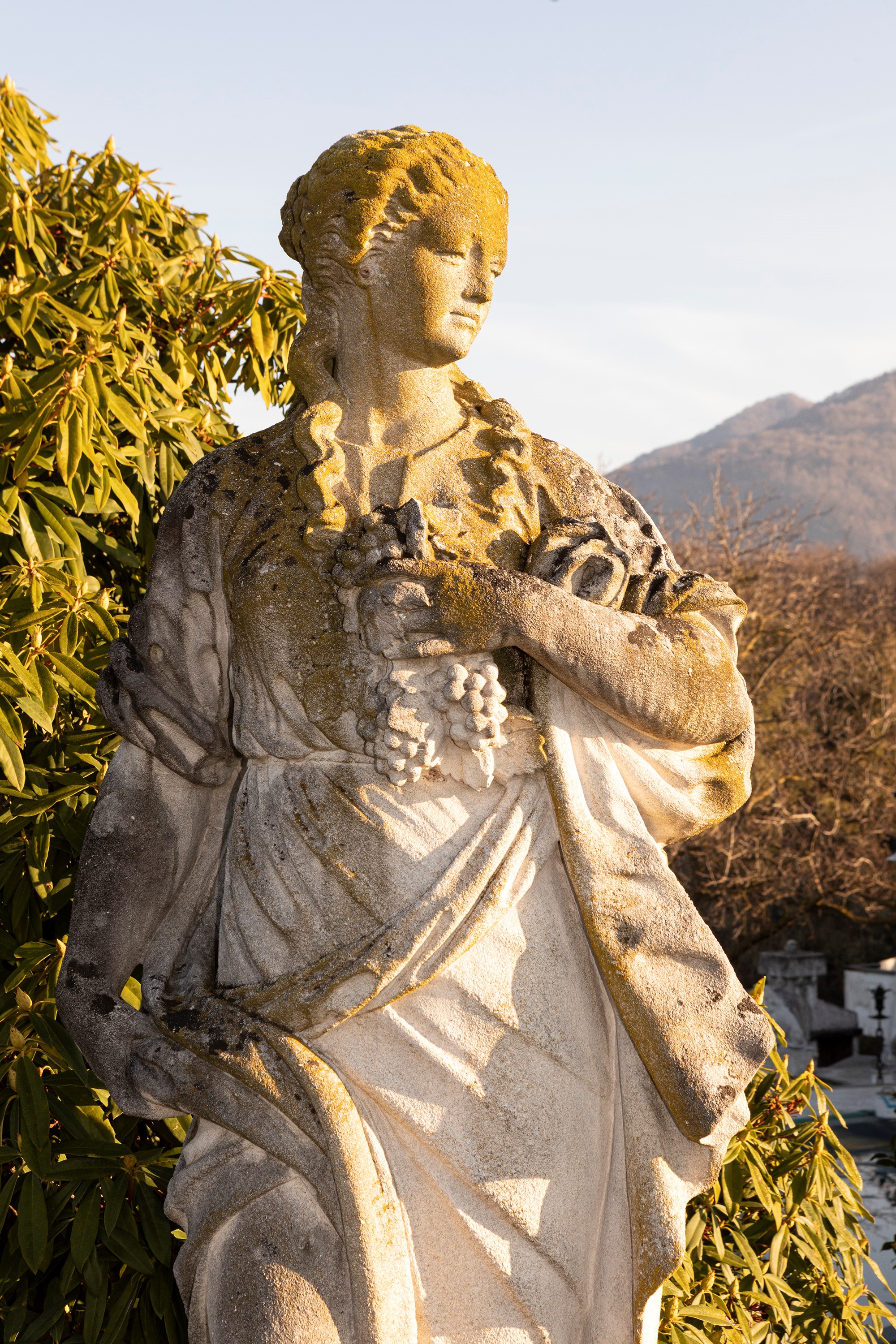 §SCULTURA IN PIETRA DI VICENZA RAFFIGURANTE FLORA