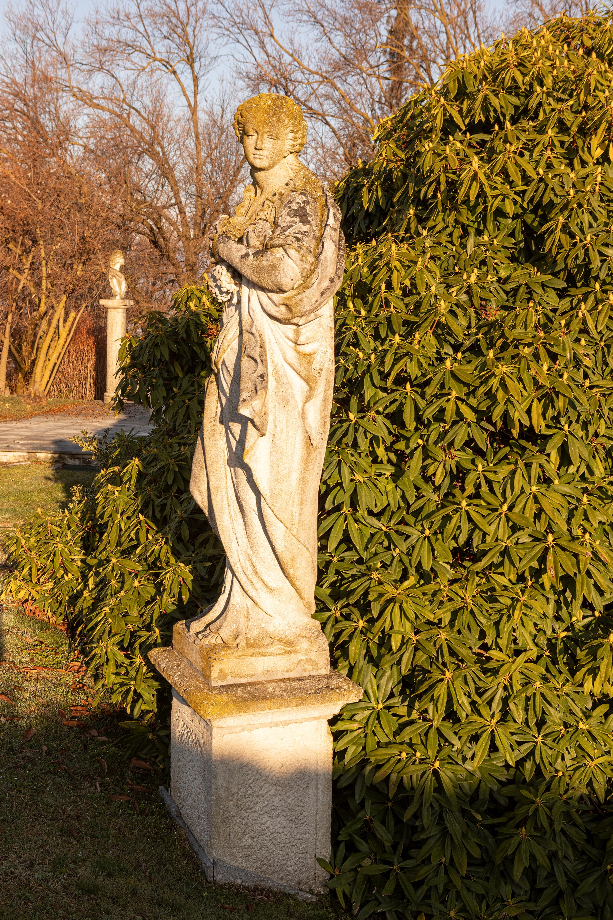 §SCULTURA IN PIETRA DI VICENZA RAFFIGURANTE FLORA