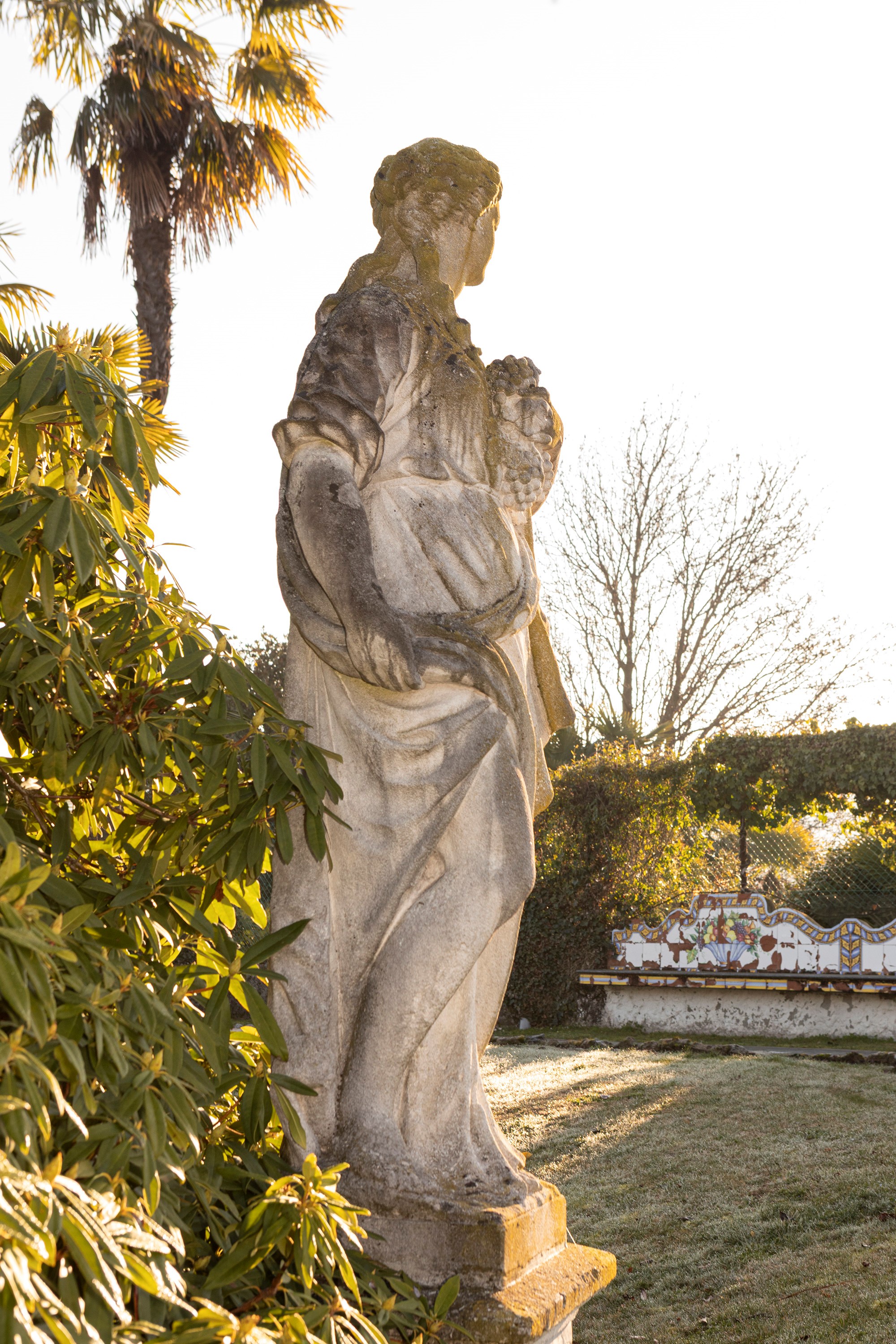 §SCULTURA IN PIETRA DI VICENZA RAFFIGURANTE FLORA