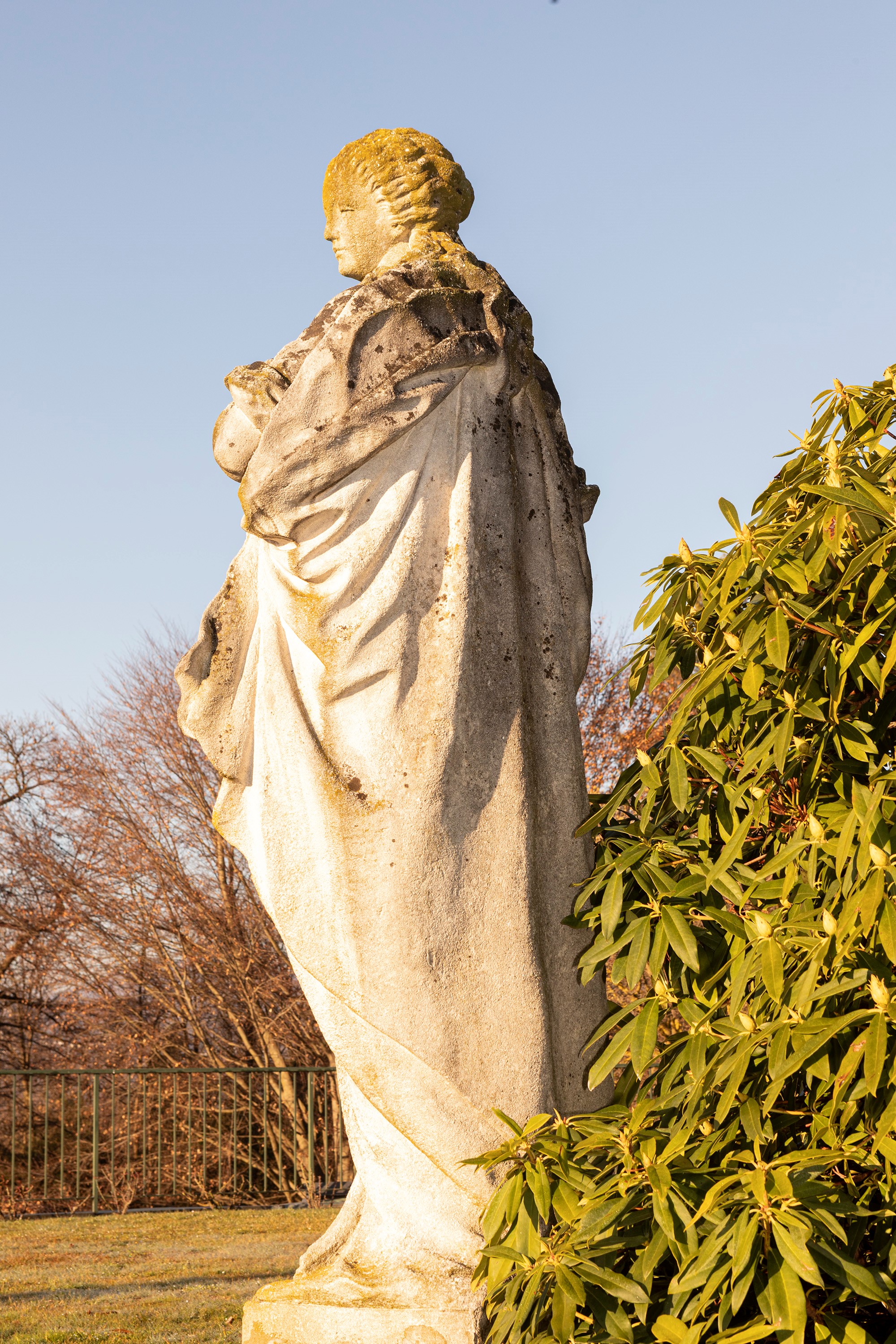 §SCULTURA IN PIETRA DI VICENZA RAFFIGURANTE FLORA