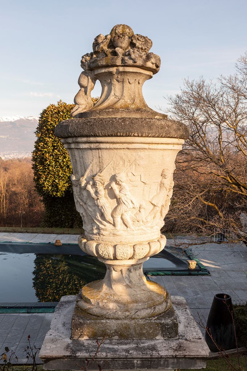§GRANDE VASO FIGURATO IN PIETRA DI VICENZA CON COPERCHIO