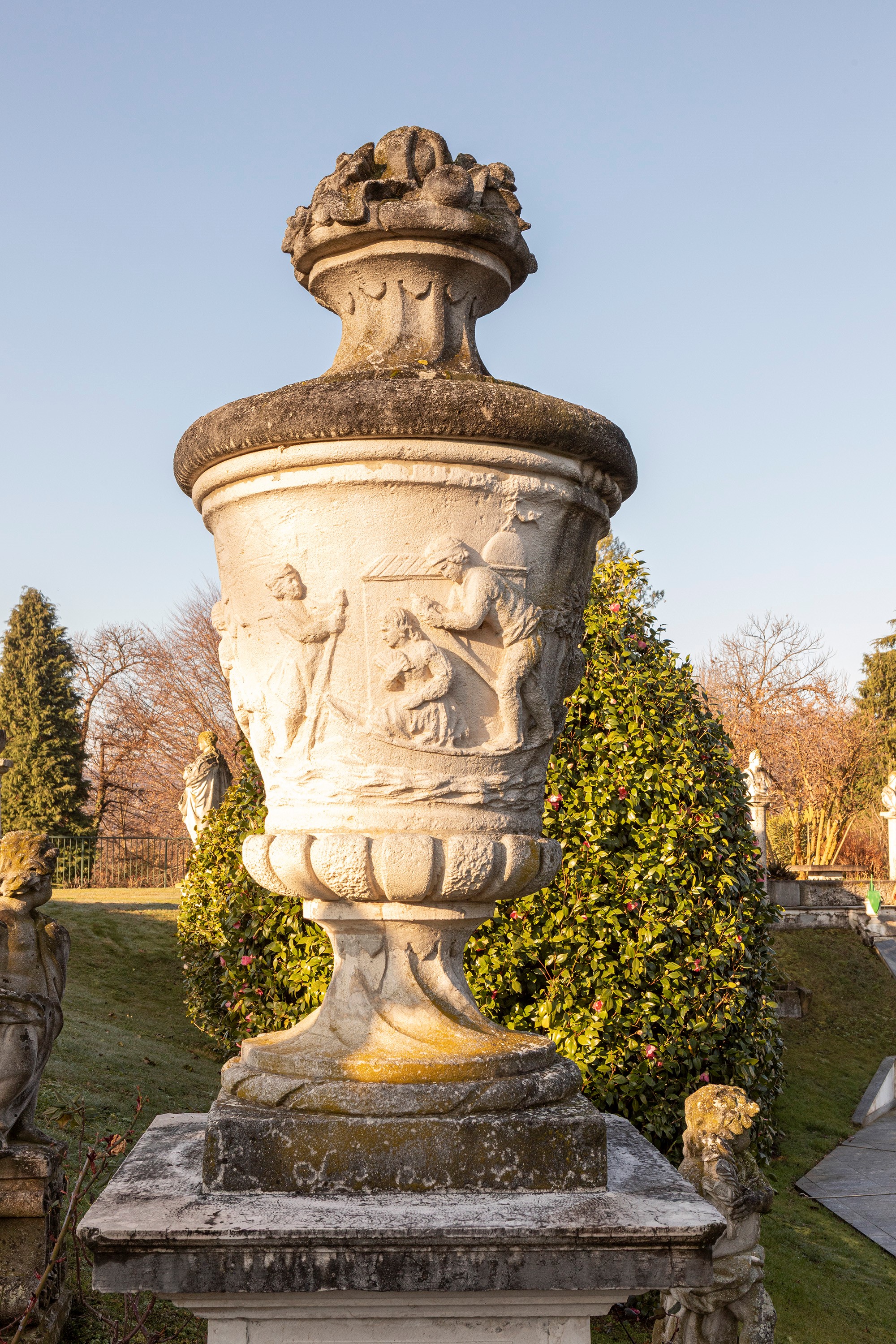 §GRANDE VASO FIGURATO IN PIETRA DI VICENZA CON COPERCHIO