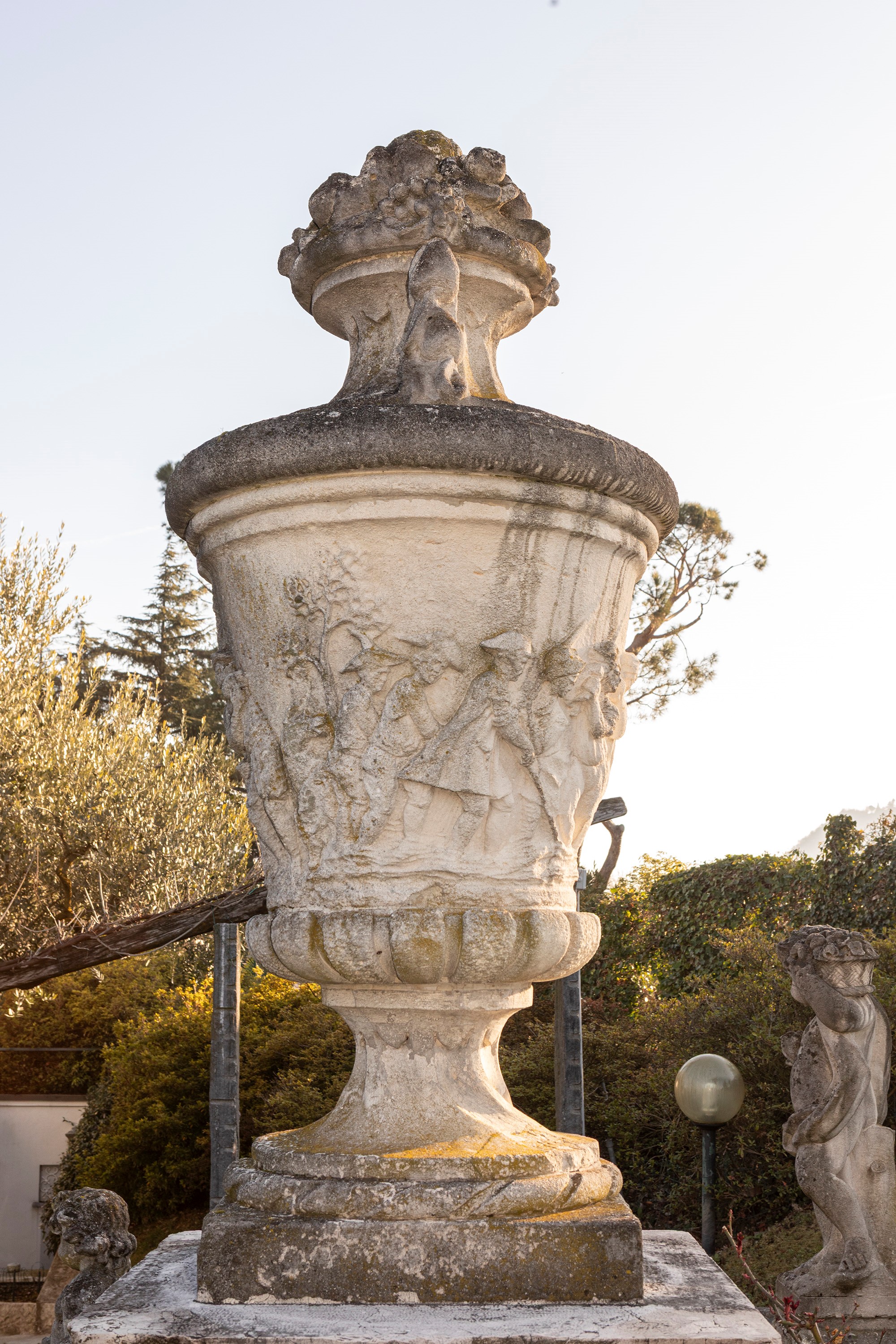§GRANDE VASO FIGURATO IN PIETRA DI VICENZA CON COPERCHIO