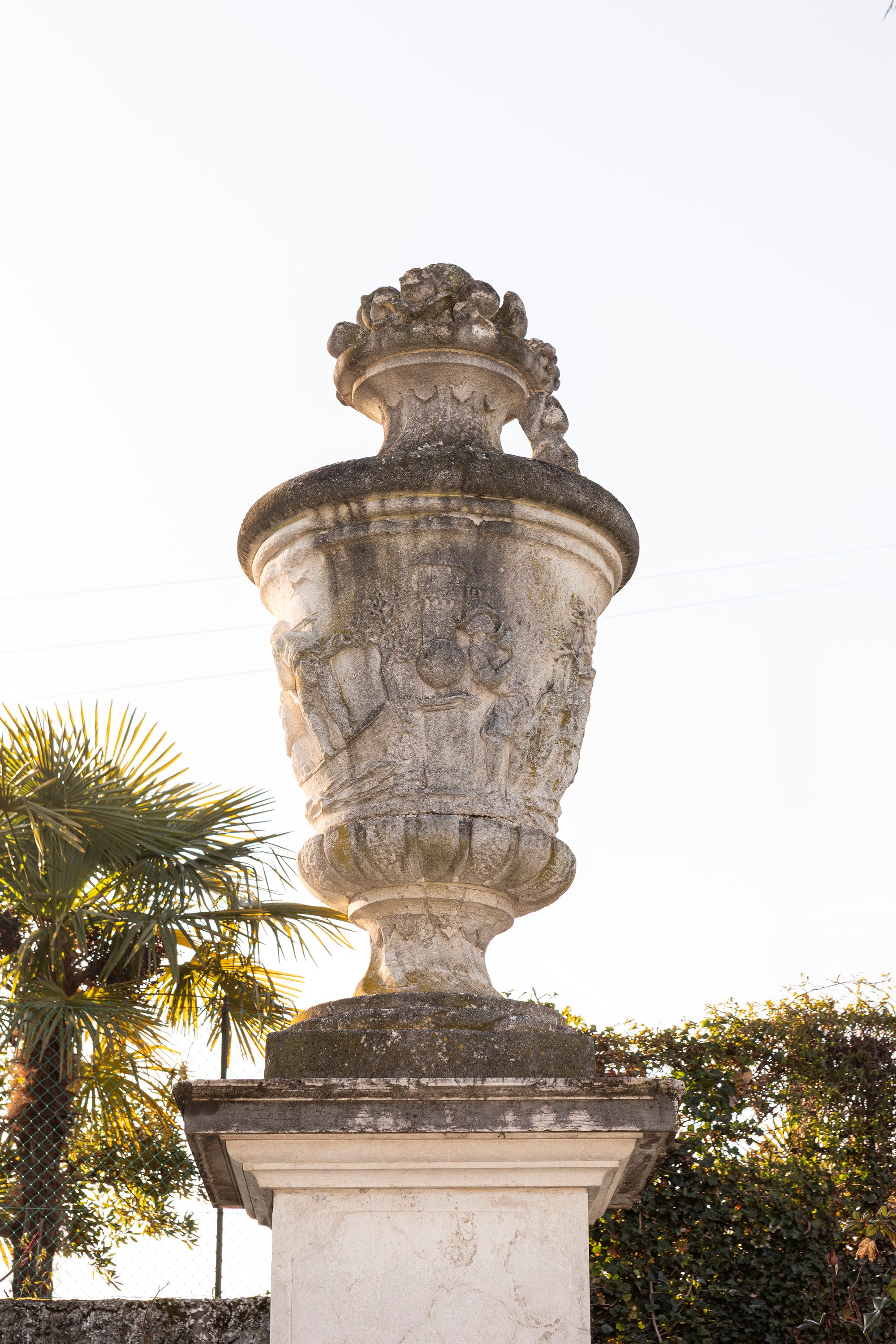 §GRANDE VASO FIGURATO IN PIETRA DI VICENZA CON COPERCHIO