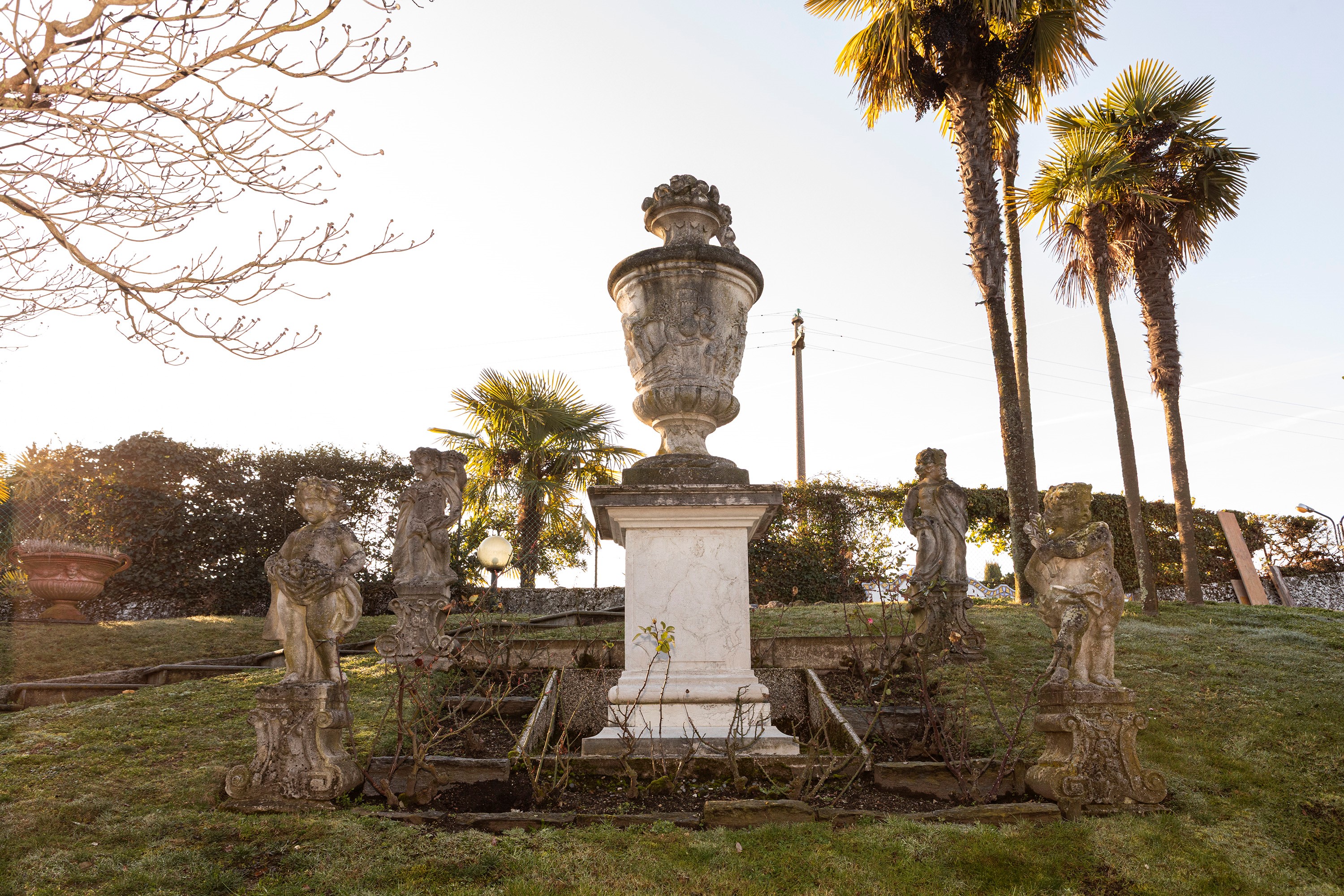 §GRANDE VASO FIGURATO IN PIETRA DI VICENZA CON COPERCHIO