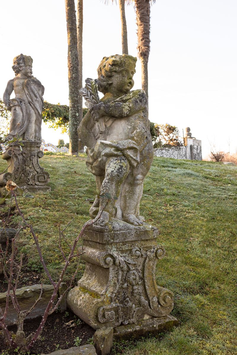 §QUATTRO SCULTURE IN PIETRA DI VICENZA RAFFIGURANTI PUTTI