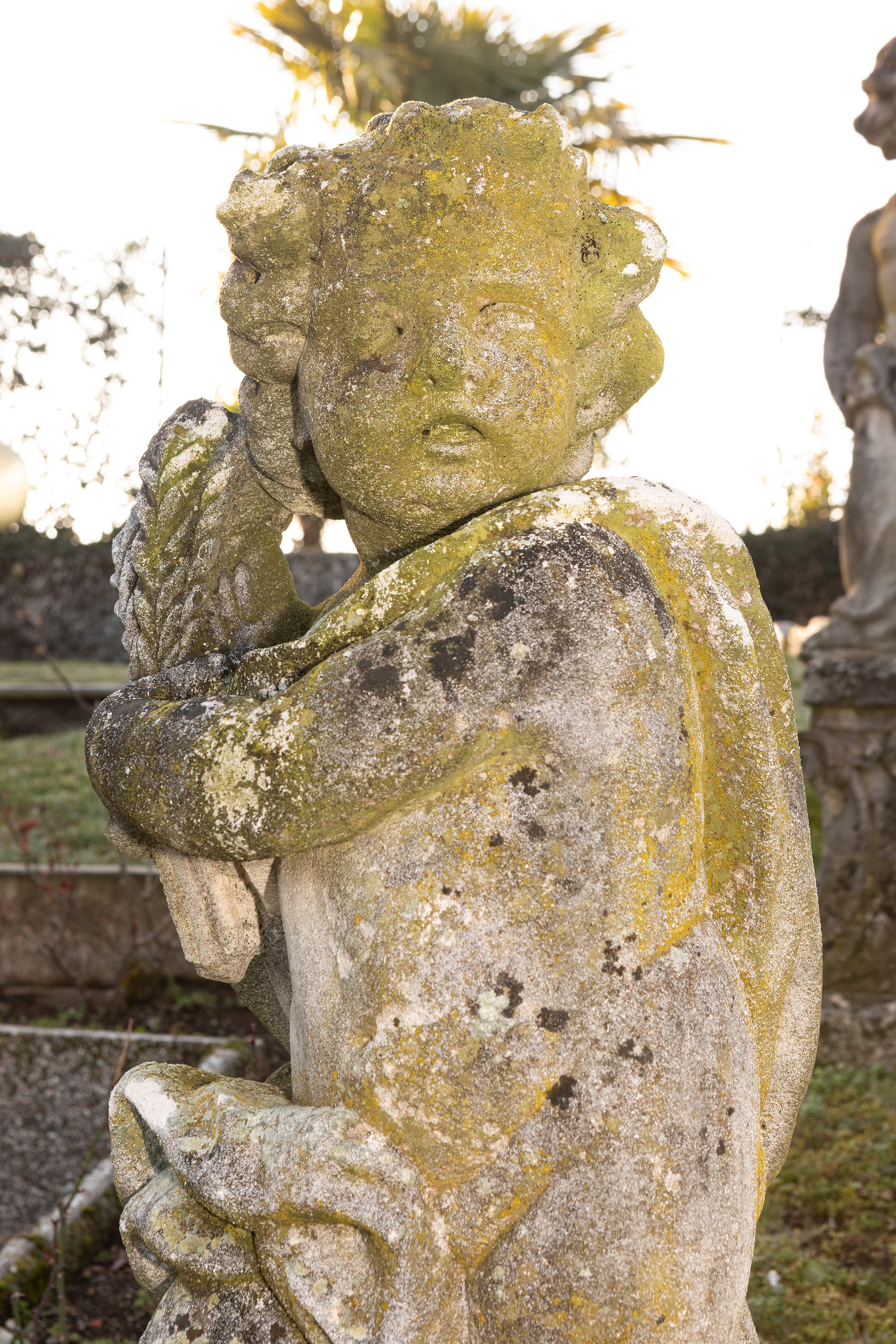 §QUATTRO SCULTURE IN PIETRA DI VICENZA RAFFIGURANTI PUTTI