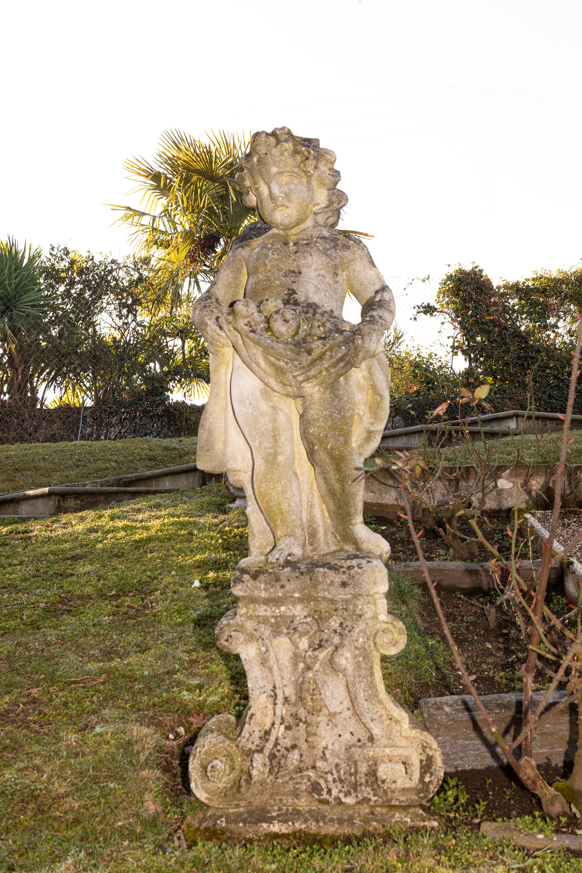 §QUATTRO SCULTURE IN PIETRA DI VICENZA RAFFIGURANTI PUTTI