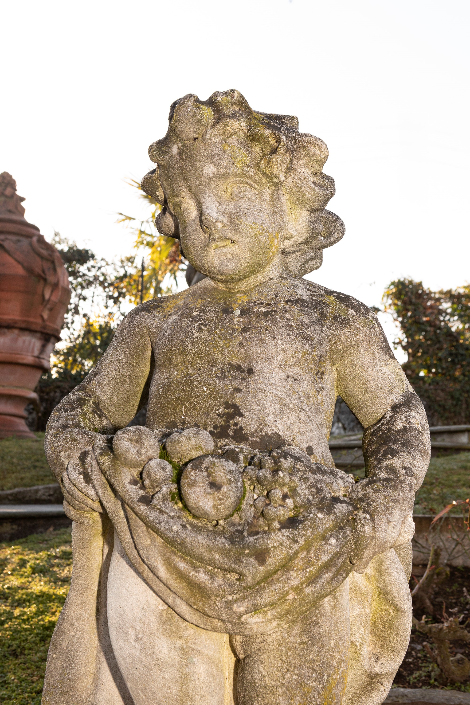 §QUATTRO SCULTURE IN PIETRA DI VICENZA RAFFIGURANTI PUTTI
