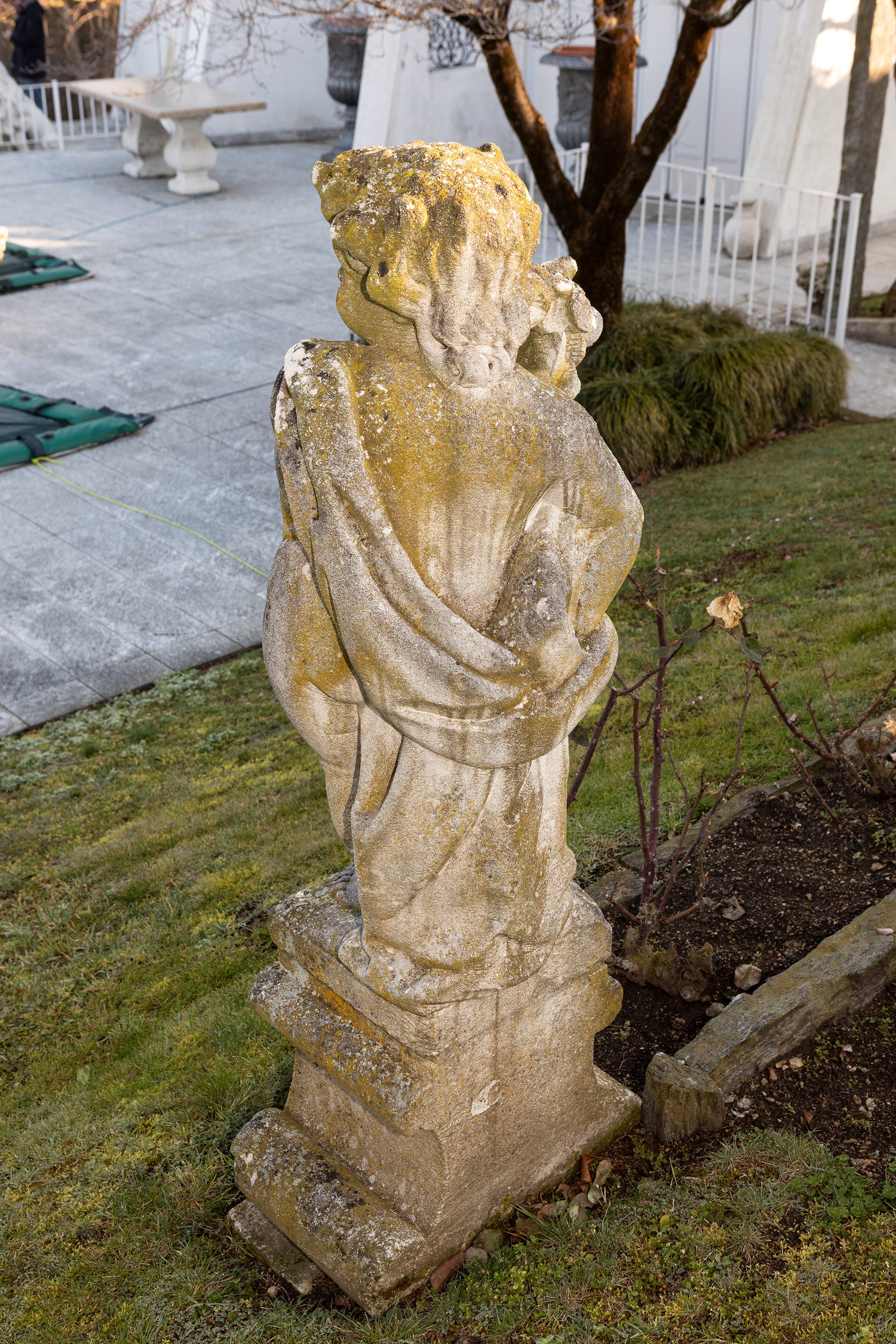 §QUATTRO SCULTURE IN PIETRA DI VICENZA RAFFIGURANTI PUTTI