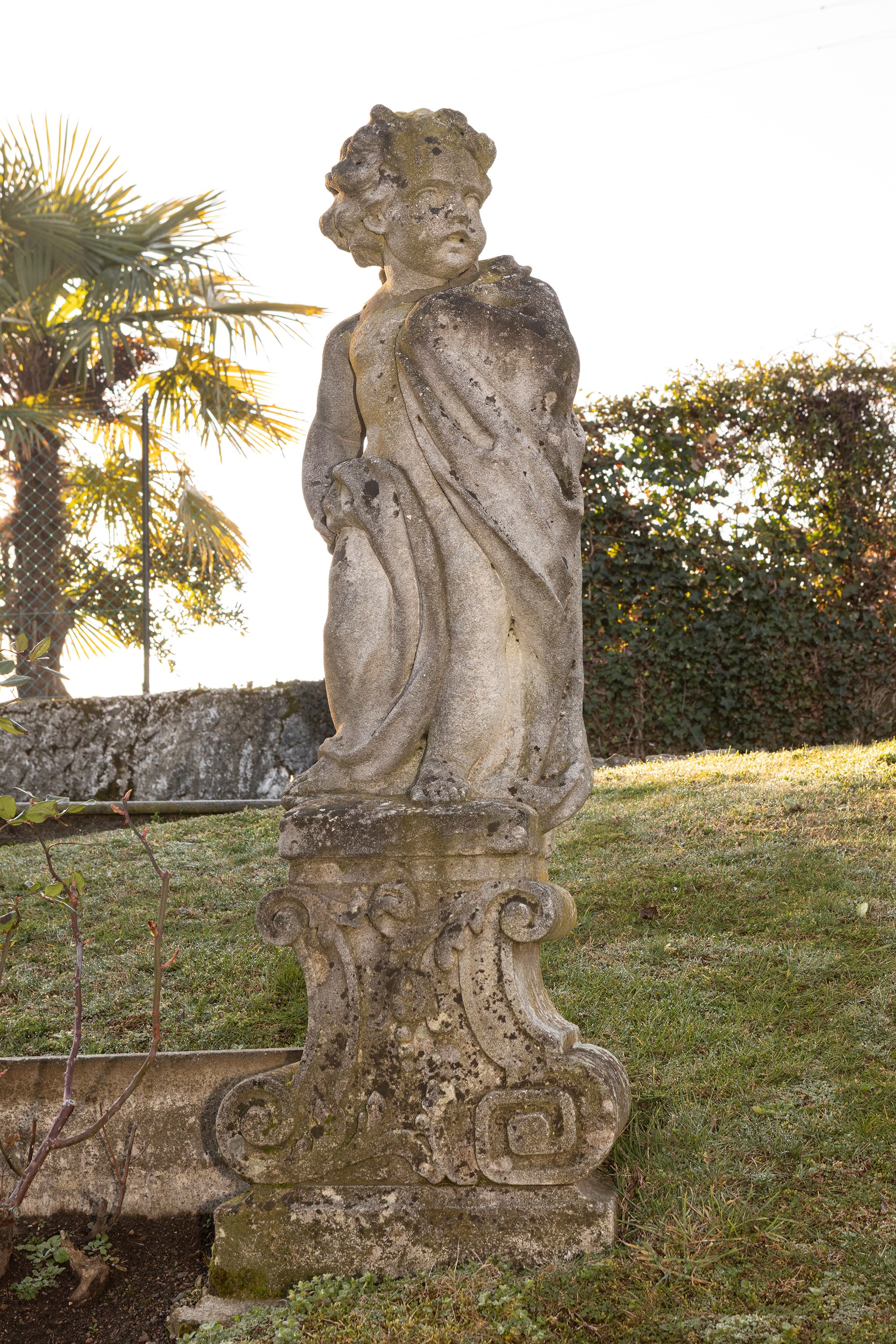 §QUATTRO SCULTURE IN PIETRA DI VICENZA RAFFIGURANTI PUTTI