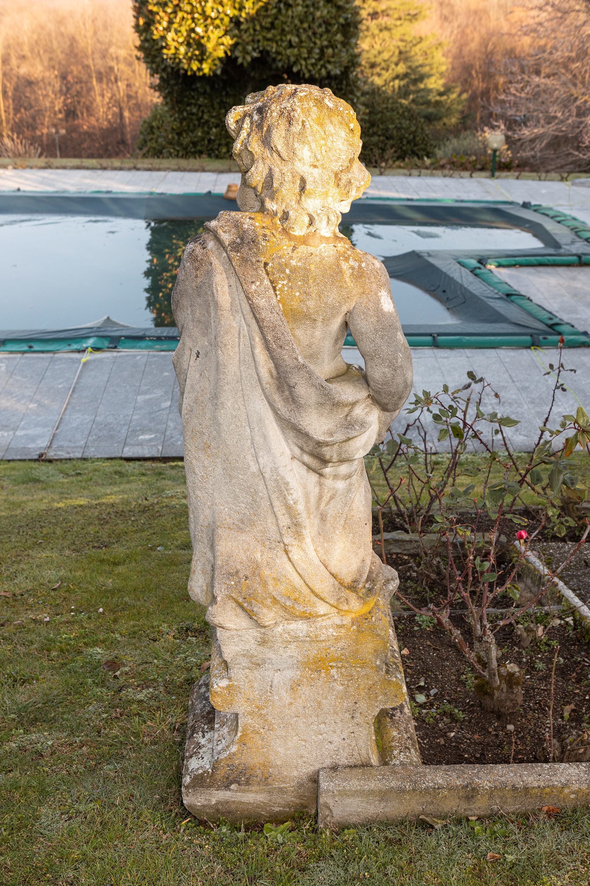 §QUATTRO SCULTURE IN PIETRA DI VICENZA RAFFIGURANTI PUTTI