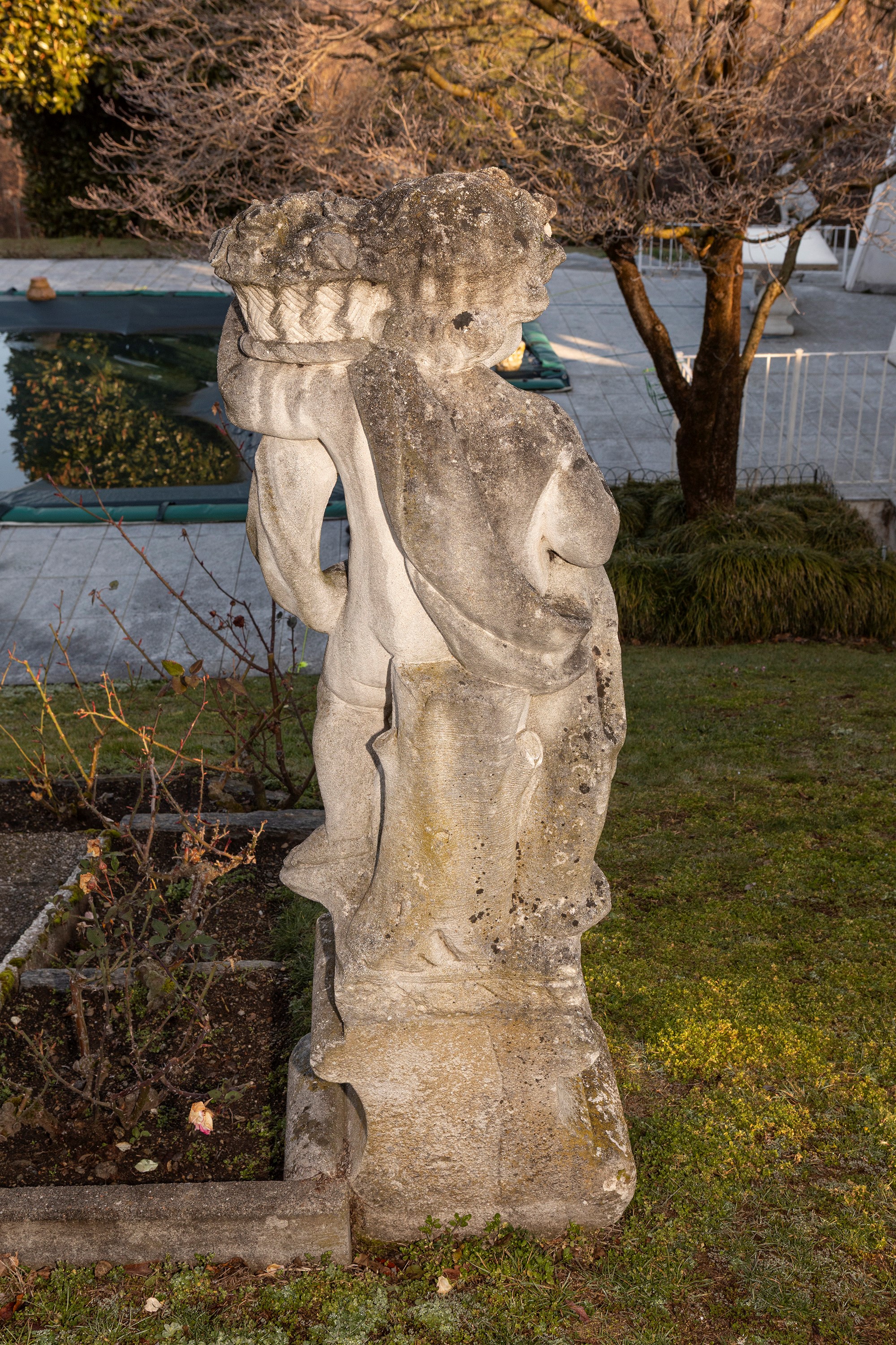 §QUATTRO SCULTURE IN PIETRA DI VICENZA RAFFIGURANTI PUTTI