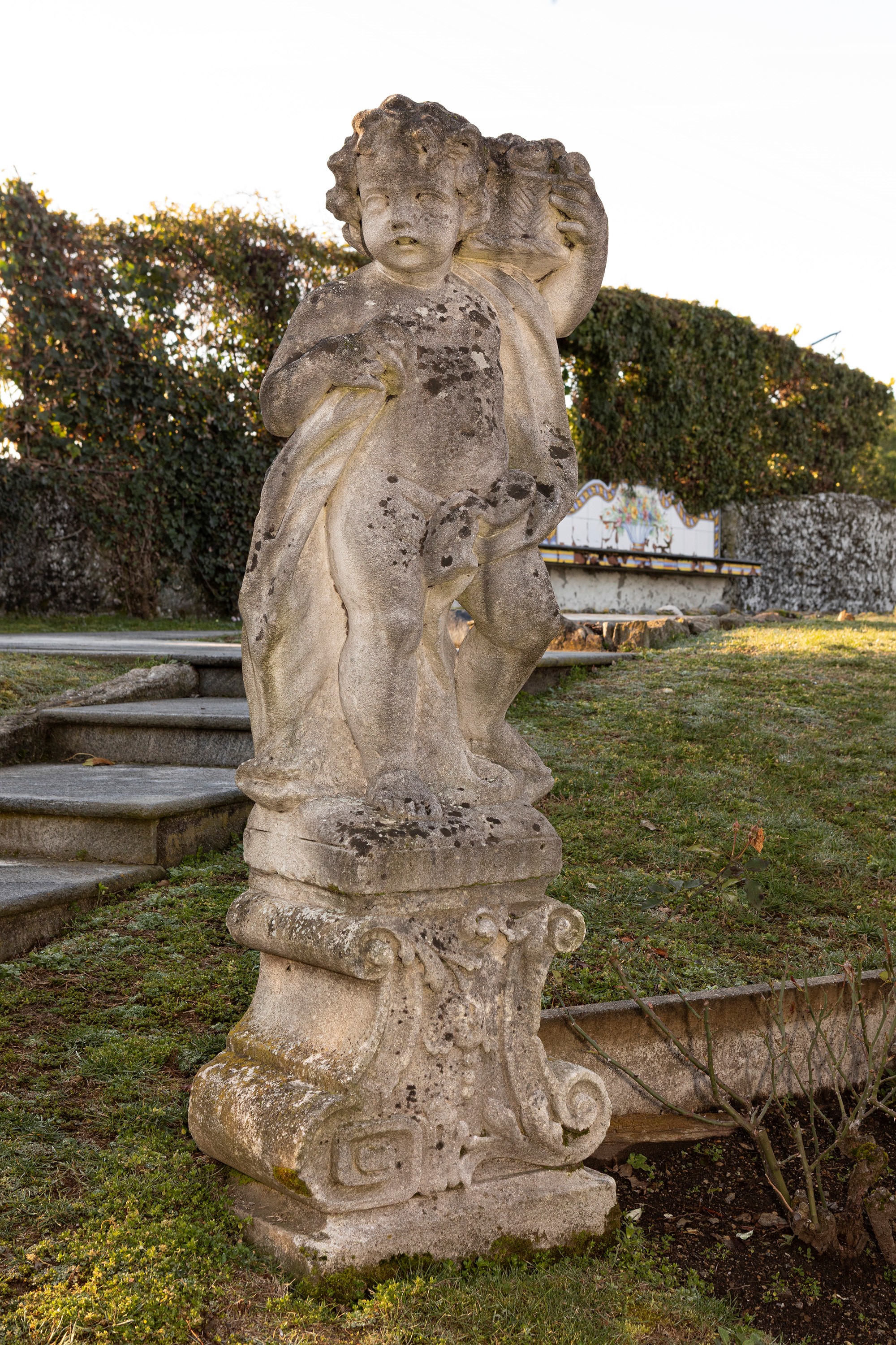 §QUATTRO SCULTURE IN PIETRA DI VICENZA RAFFIGURANTI PUTTI