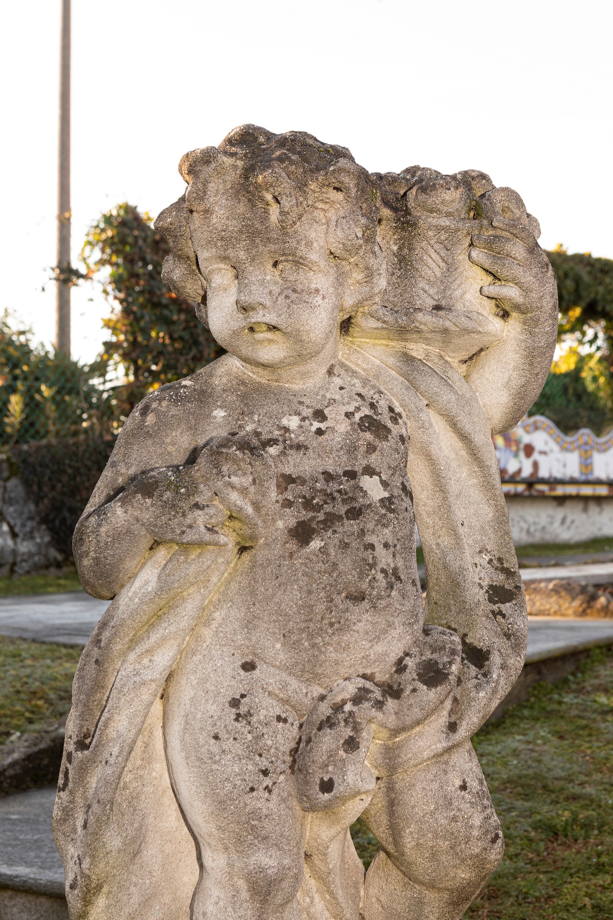 §QUATTRO SCULTURE IN PIETRA DI VICENZA RAFFIGURANTI PUTTI