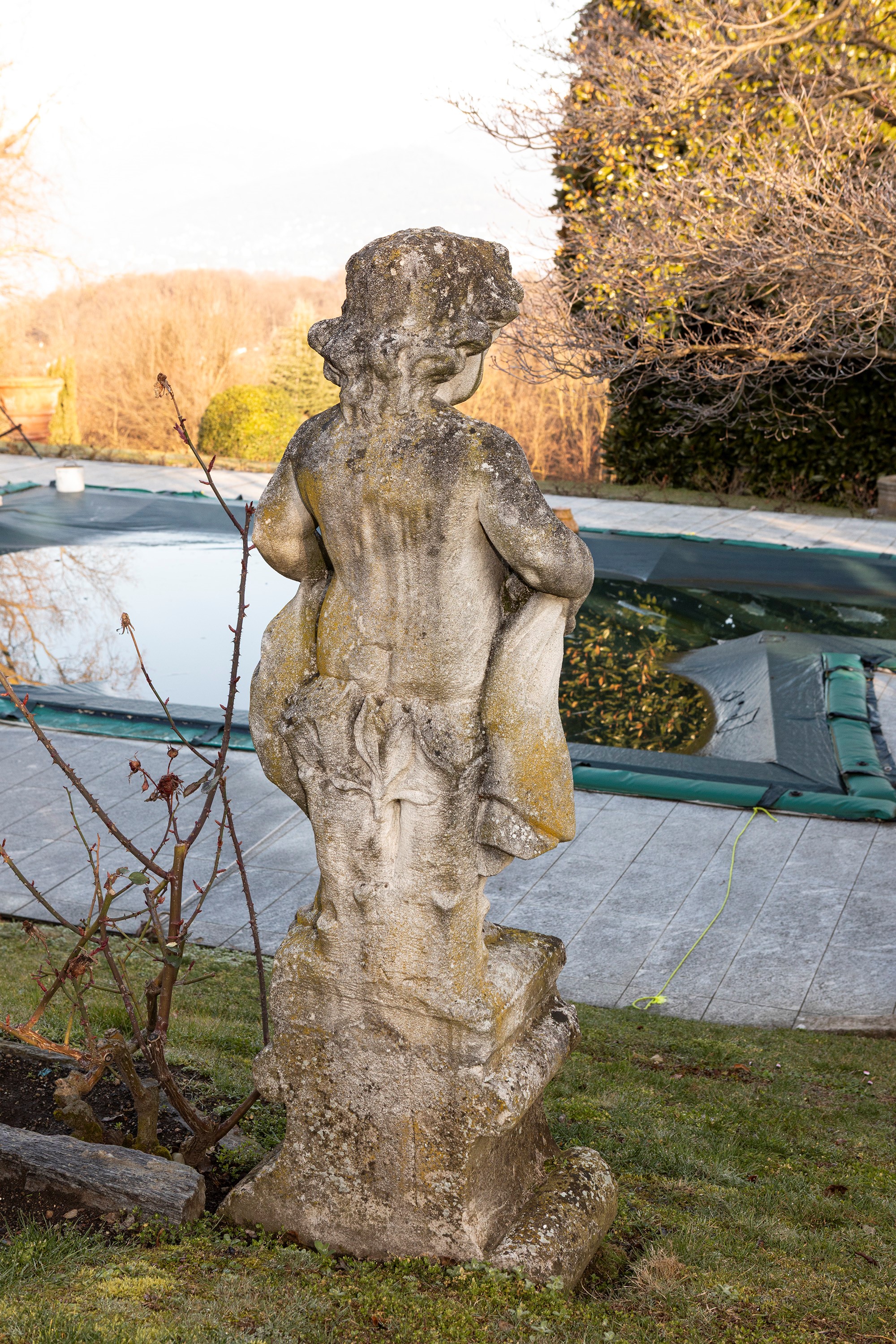 §QUATTRO SCULTURE IN PIETRA DI VICENZA RAFFIGURANTI PUTTI