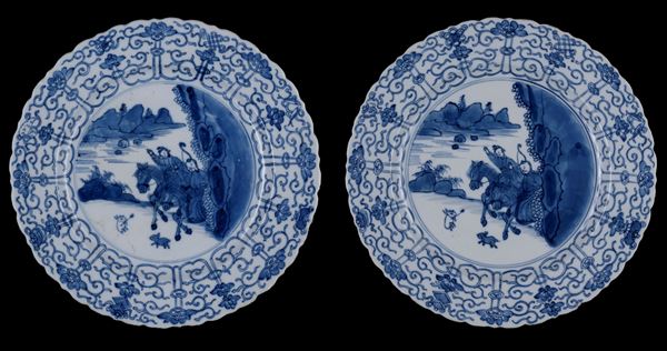 A PAIR OF BLUE AND WHITE DISHES