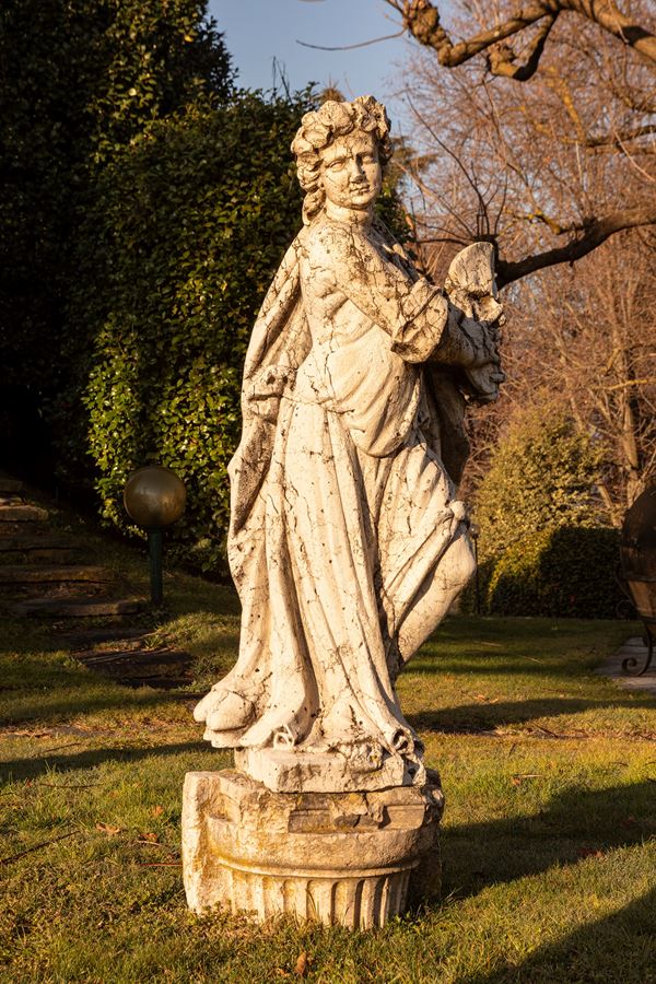 §SCULTURA IN PIETRA D'ISTRIA RAFFIGURANTE LA MUSA MELPOMENE
