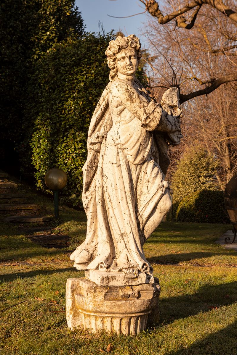 §SCULTURA IN PIETRA D'ISTRIA RAFFIGURANTE LA MUSA MELPOMENE