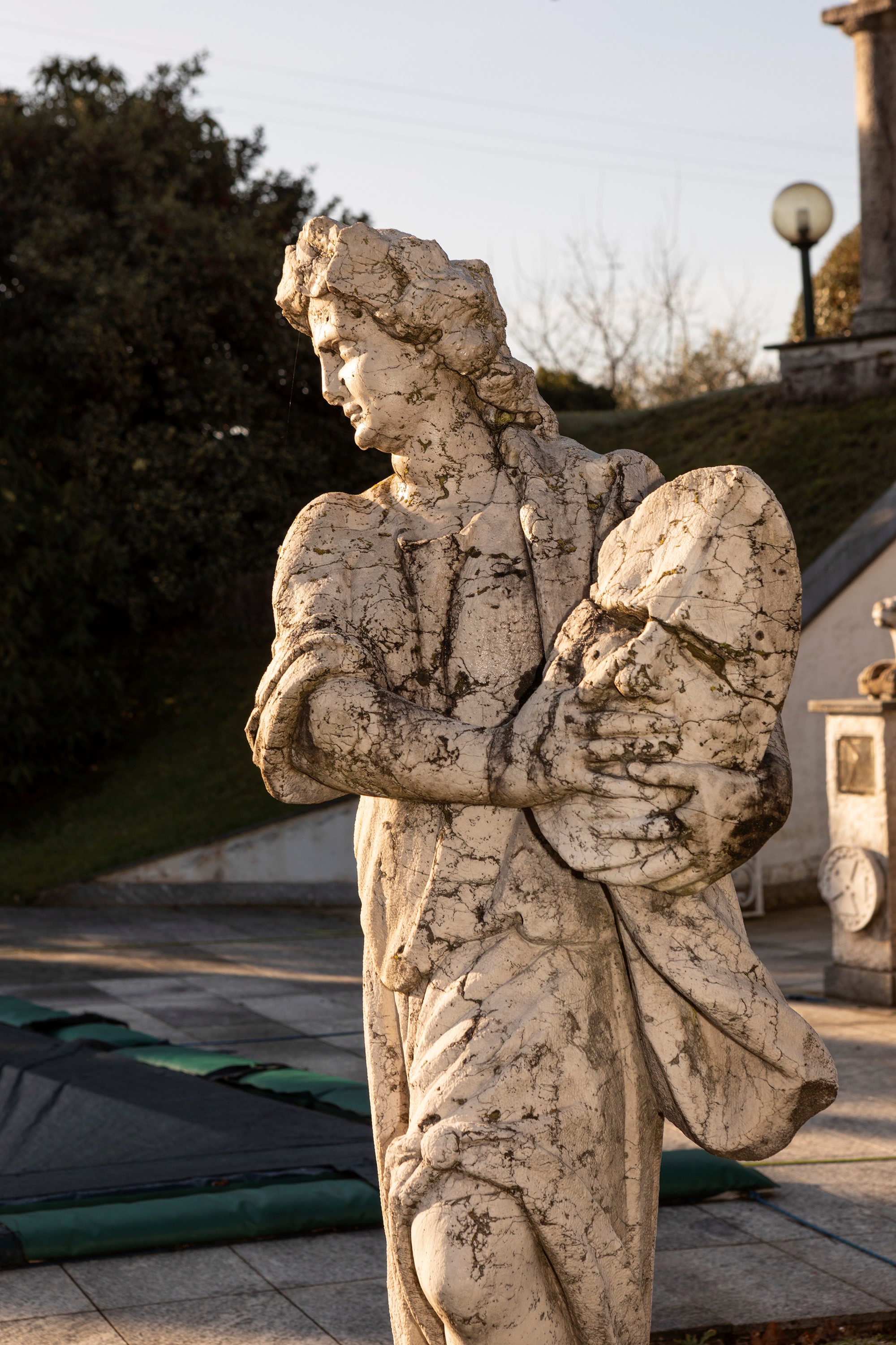 §SCULTURA IN PIETRA D'ISTRIA RAFFIGURANTE LA MUSA MELPOMENE