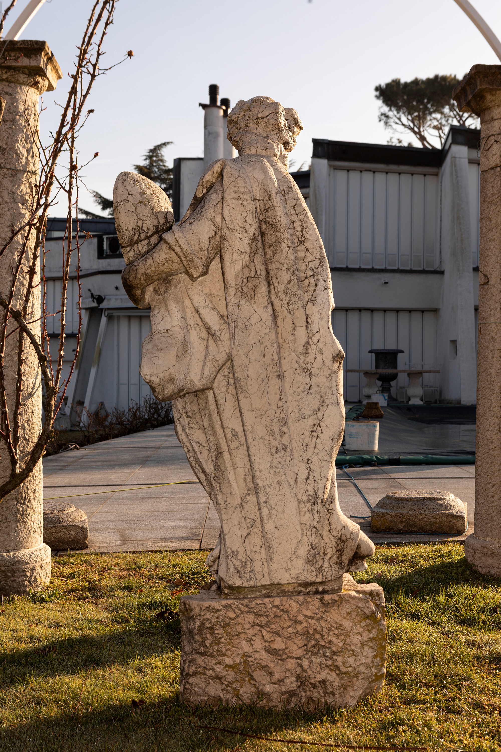 §SCULTURA IN PIETRA D'ISTRIA RAFFIGURANTE LA MUSA MELPOMENE
