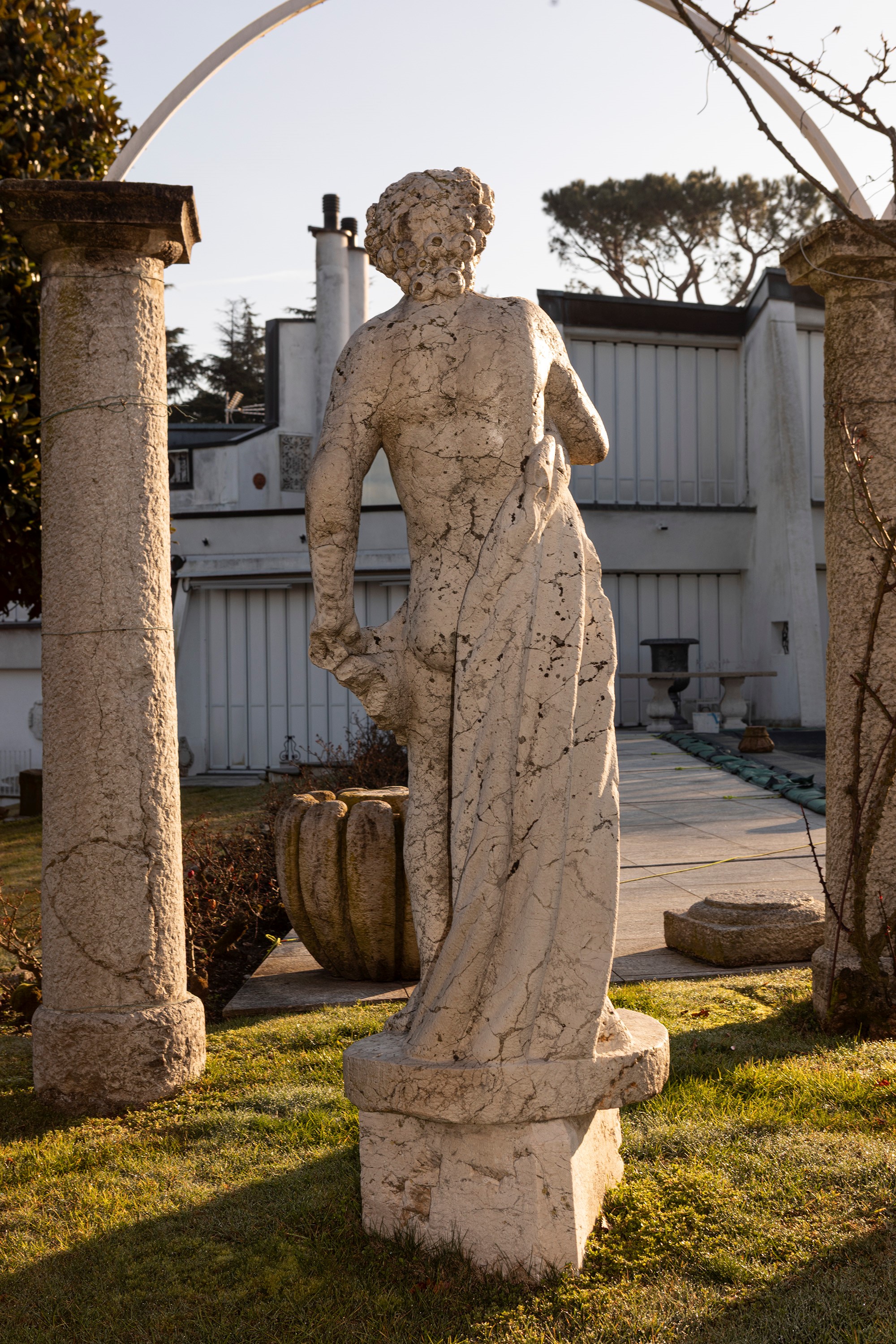 §SCULTURA IN PIETRA D'ISTRIA RAFFIGURANTE DAMA