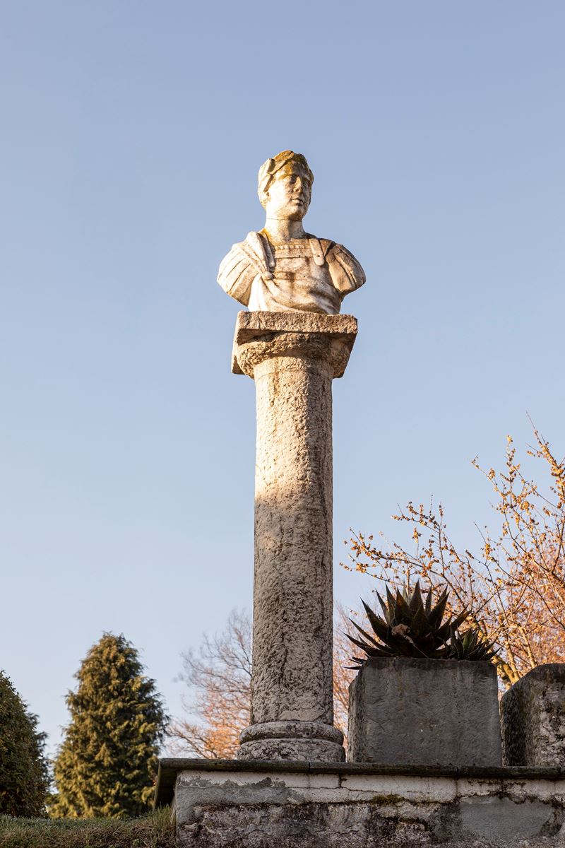 §QUATTRO BUSTI NEOCLASSICI IN MARMO