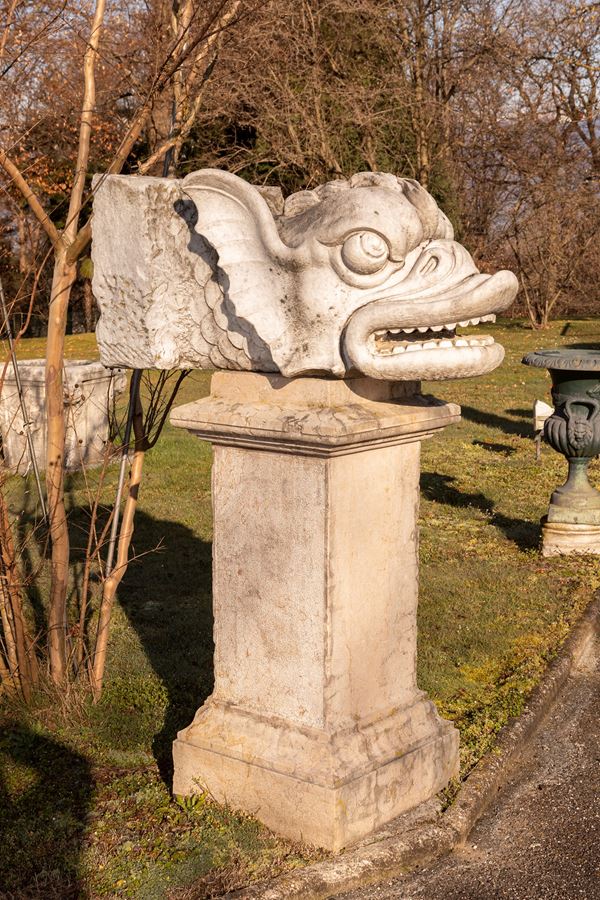 §FIGURA ZOOMORFA GROTTESCA IN MARMO