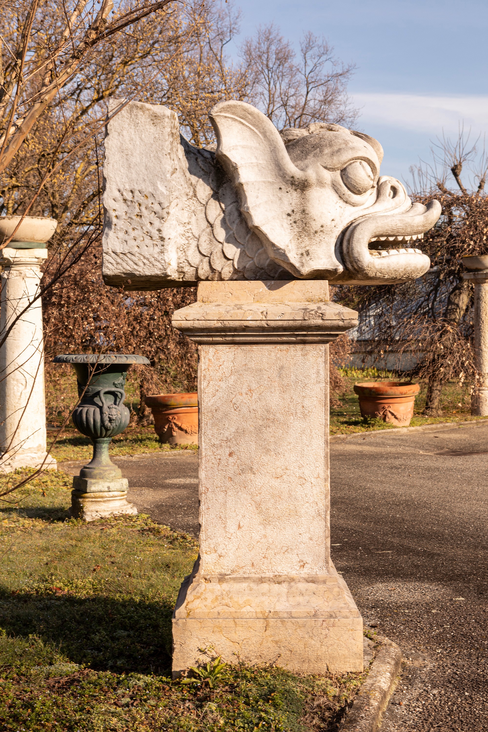 §FIGURA ZOOMORFA GROTTESCA IN MARMO