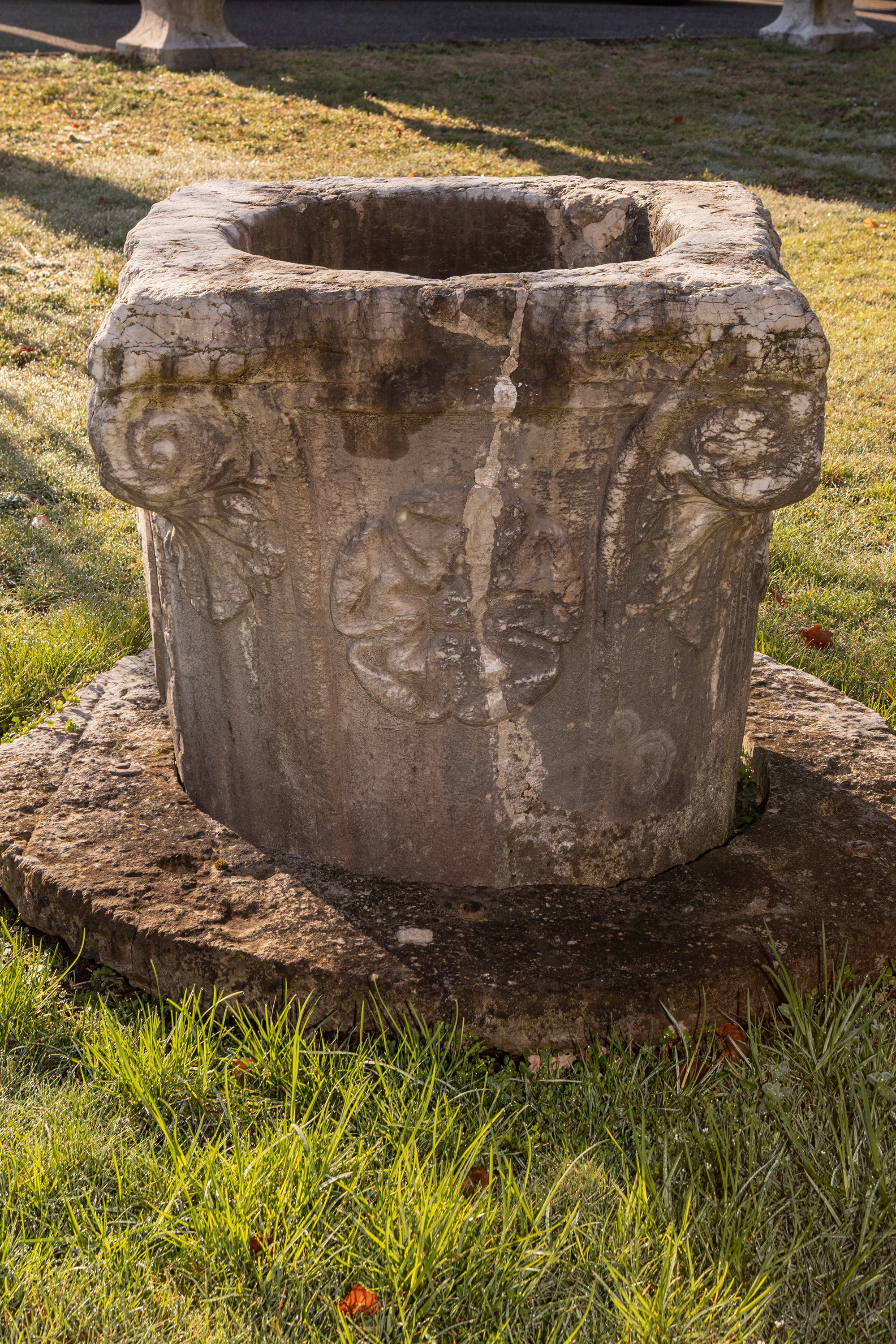 §POZZO VENEZIANO IN PIETRA D’ISTRIA SCOLPITA
