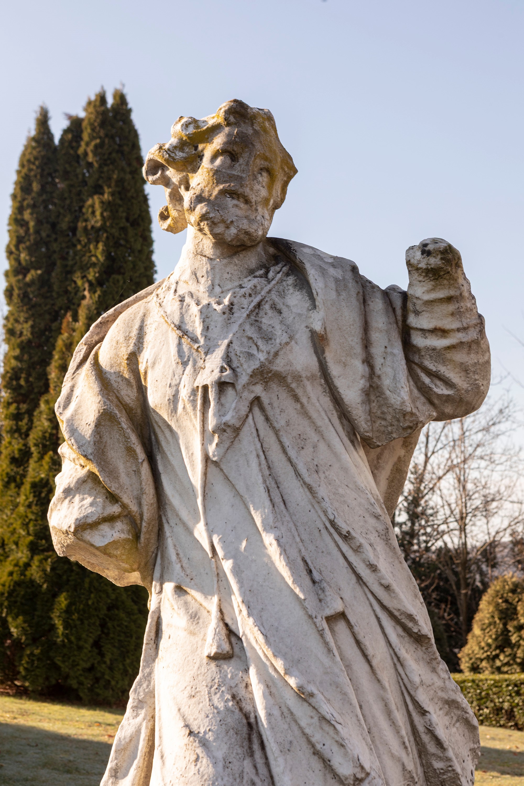 §SCULTURA IN MARMBO BIANCO RAFFIGURANTE SAN GIOVANNI NEPOMUCENO
