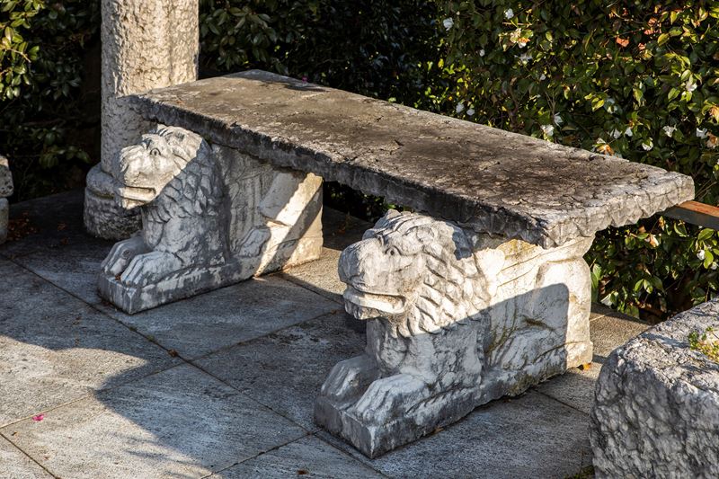 §PANCHINA IN PIETRA D'ISTRIA CON SUPPORTI A LEONE