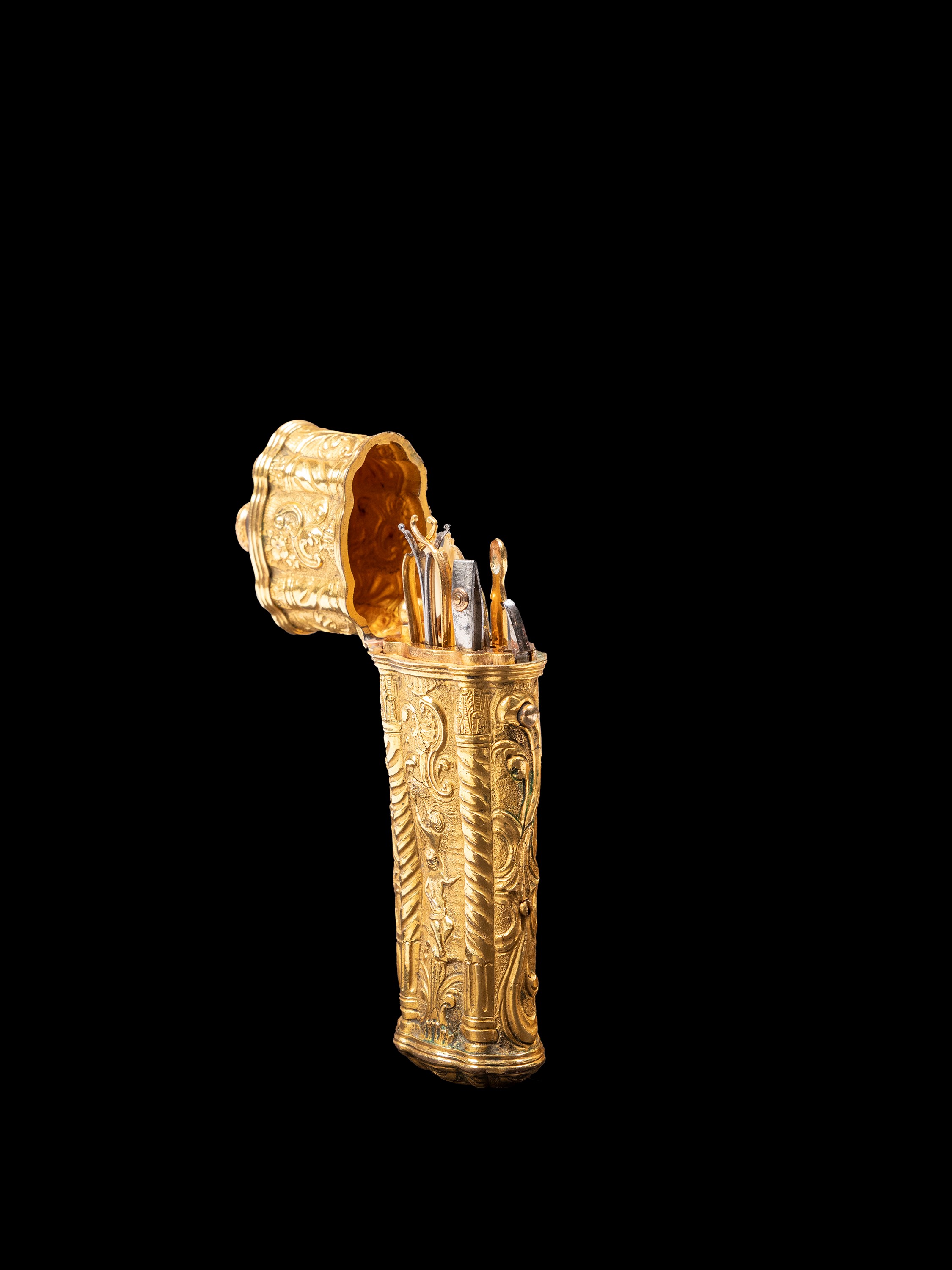 Necessaire in rame dorato, decorazione a sbalzo con putti e motivi floreali (Francia, XVIII secol...