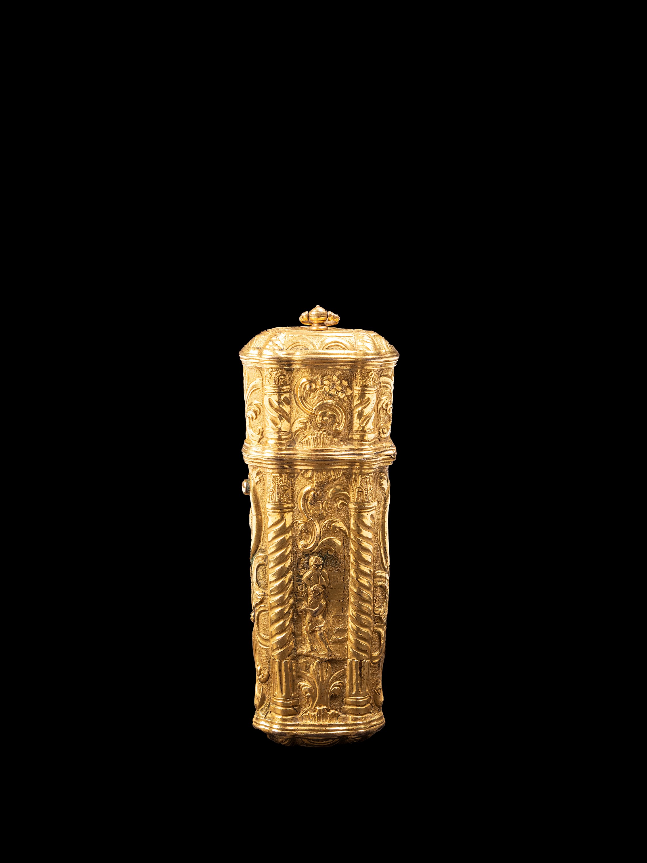 Necessaire in rame dorato, decorazione a sbalzo con putti e motivi floreali (Francia, XVIII secol...