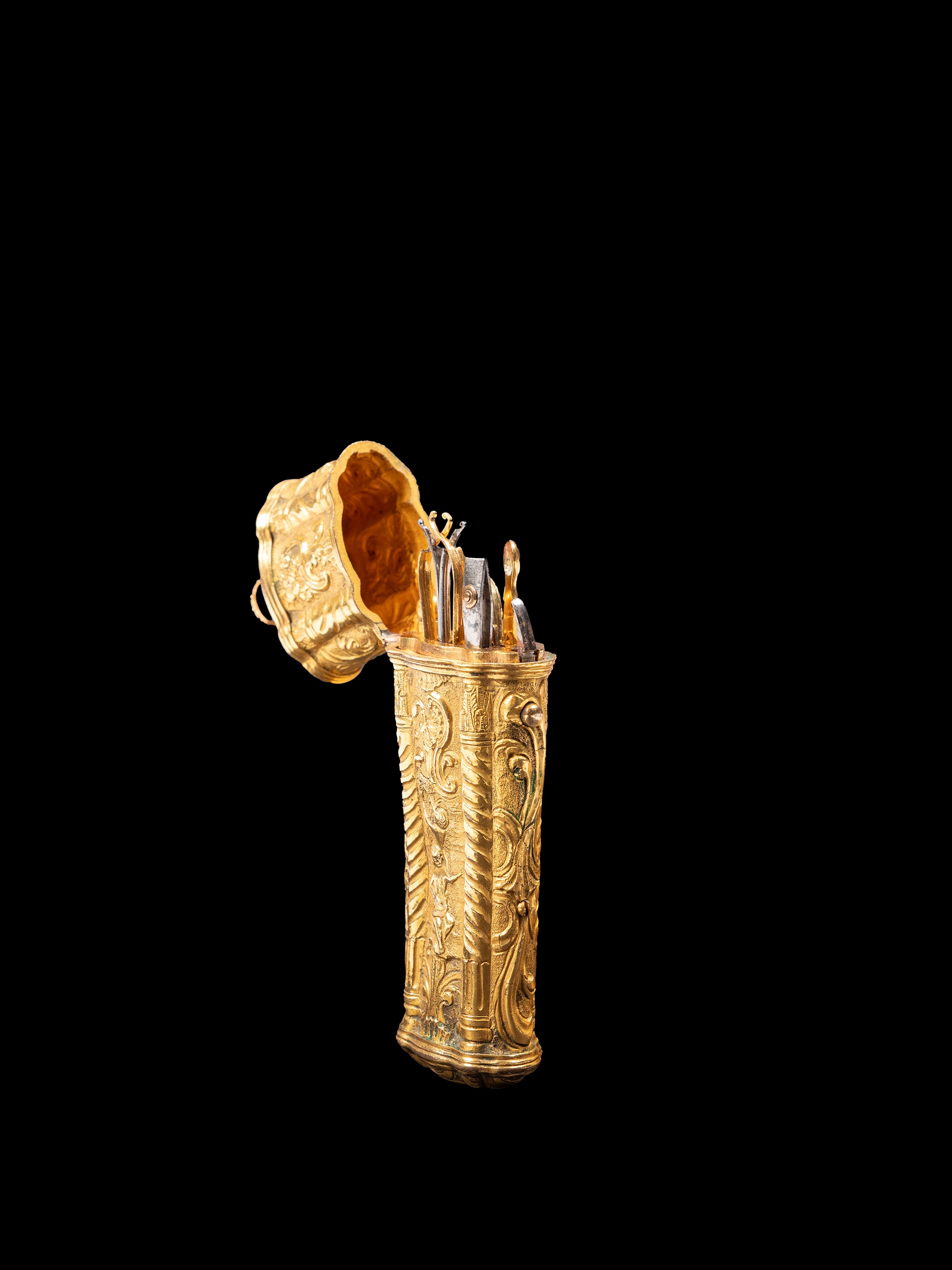 Necessaire in rame dorato, decorazione a sbalzo con putti e motivi floreali (Francia, XVIII secol...