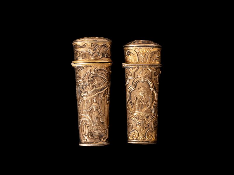 Francia, XVIII secolo, Coppia di necessaire in argento sbalzato con scene di vita comune e paesag...