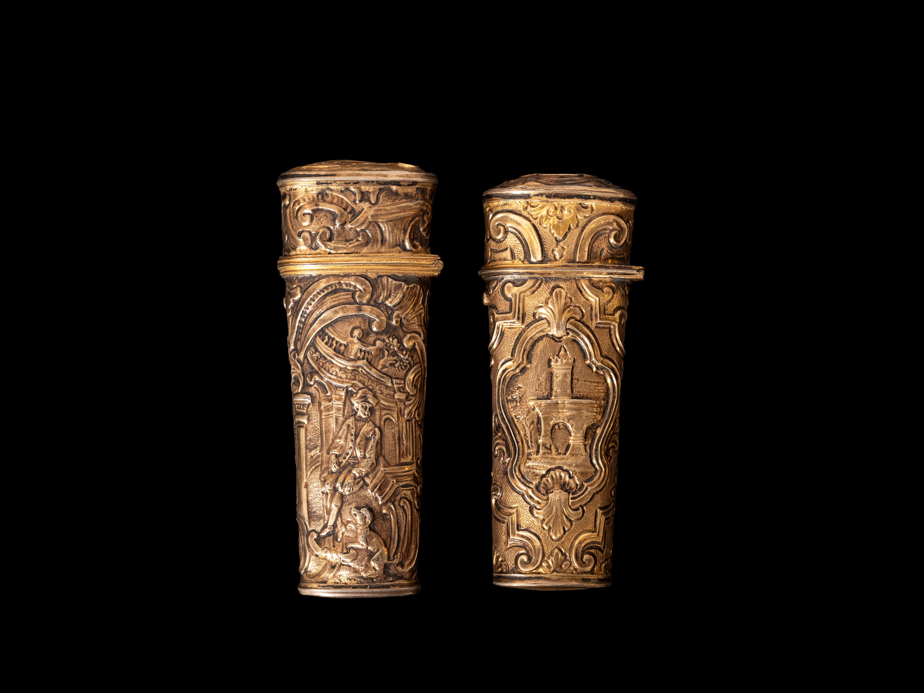 Francia, XVIII secolo, Coppia di necessaire in argento sbalzato con scene di vita comune e paesag...