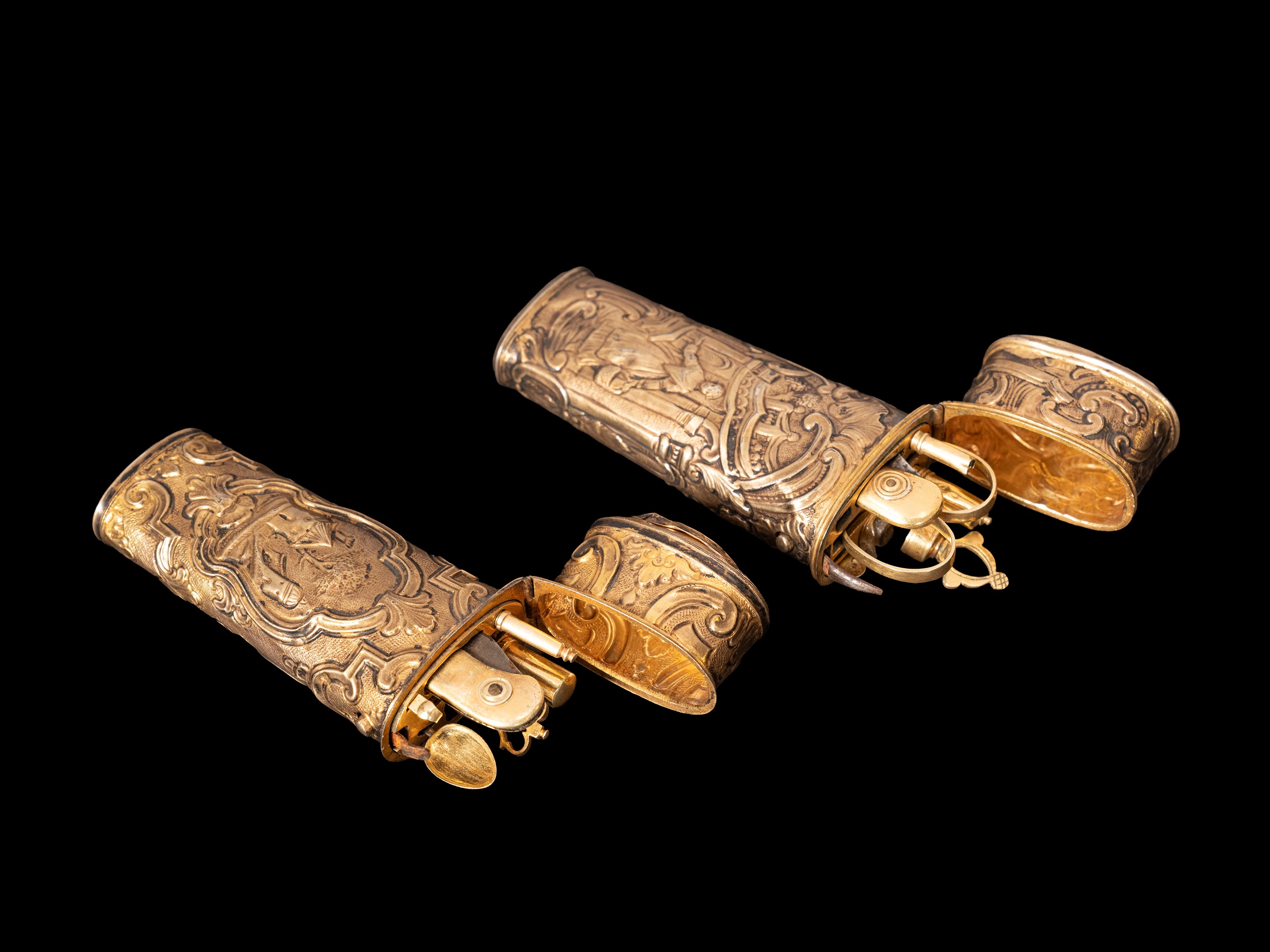 Francia, XVIII secolo, Coppia di necessaire in argento sbalzato con scene di vita comune e paesag...