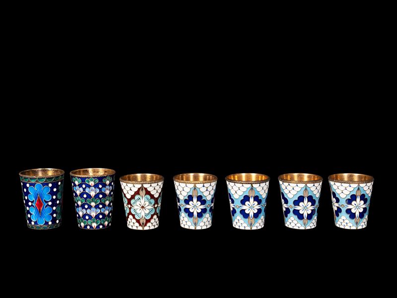 SETTE BICCHIERINI DA VODKA IN ARGENTO E SMALTO