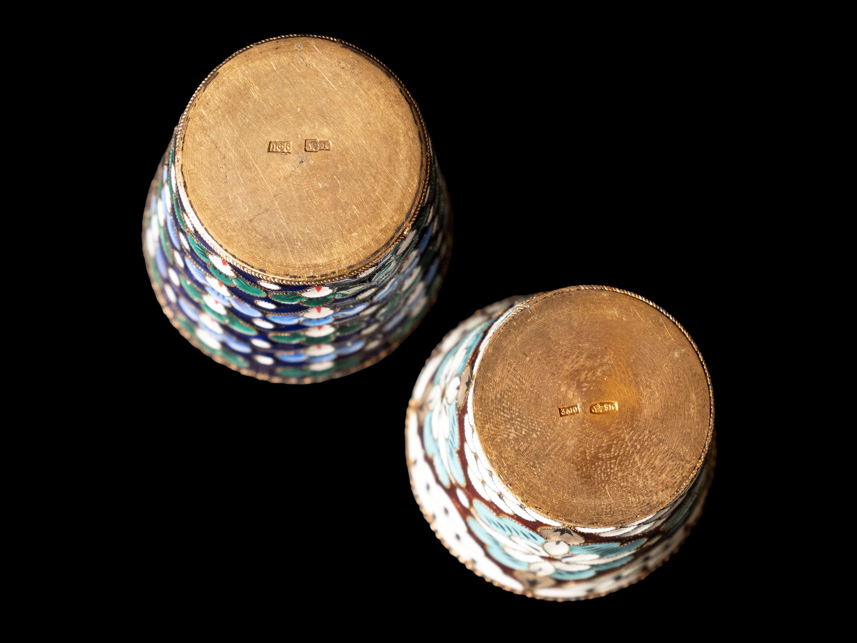SETTE BICCHIERINI DA VODKA IN ARGENTO E SMALTO