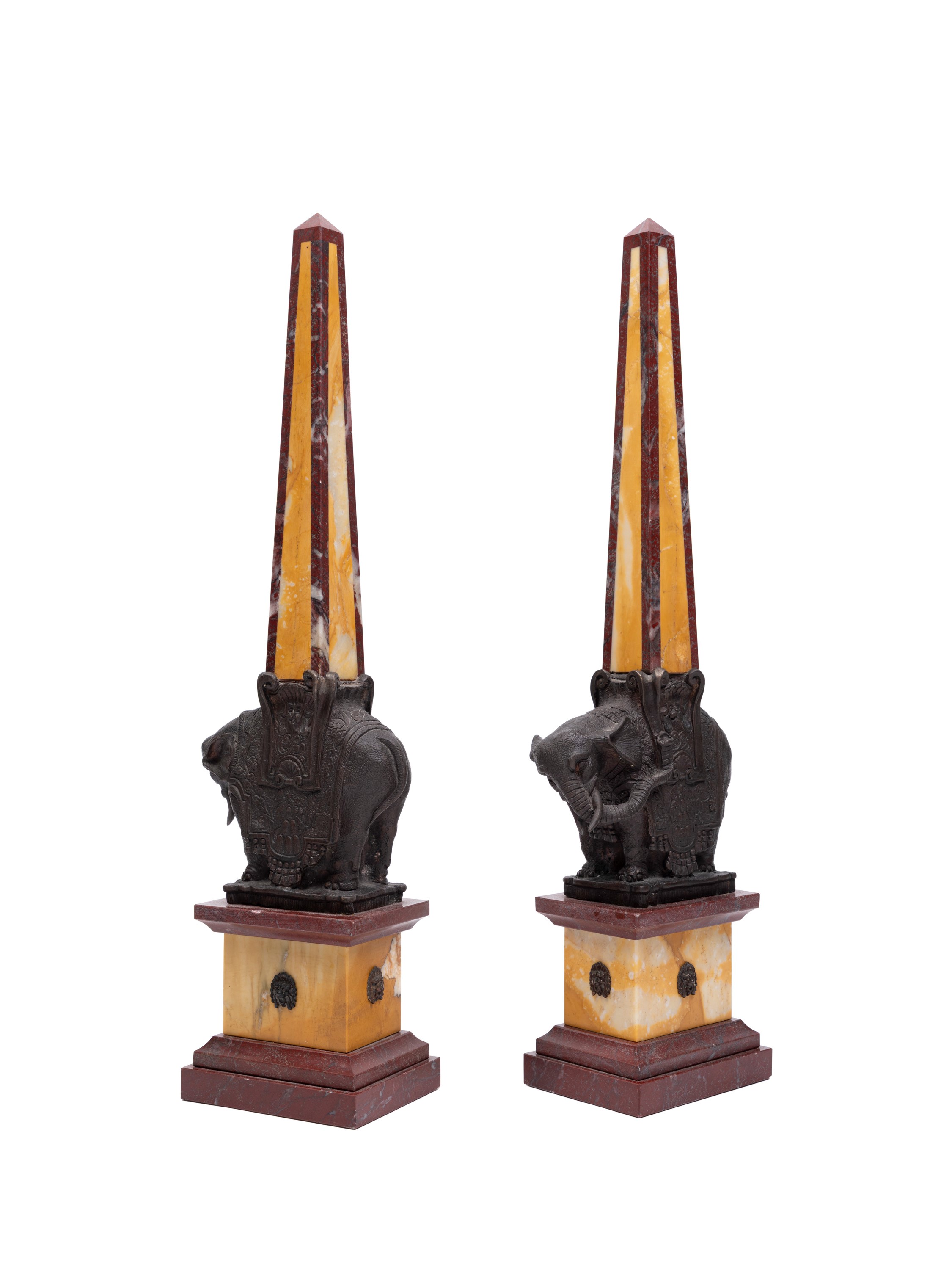 Coppi di obelischi “Gran Tour” con elefanti, scultura in bronzo cesellato e marmo, 54 cm (XX seco...