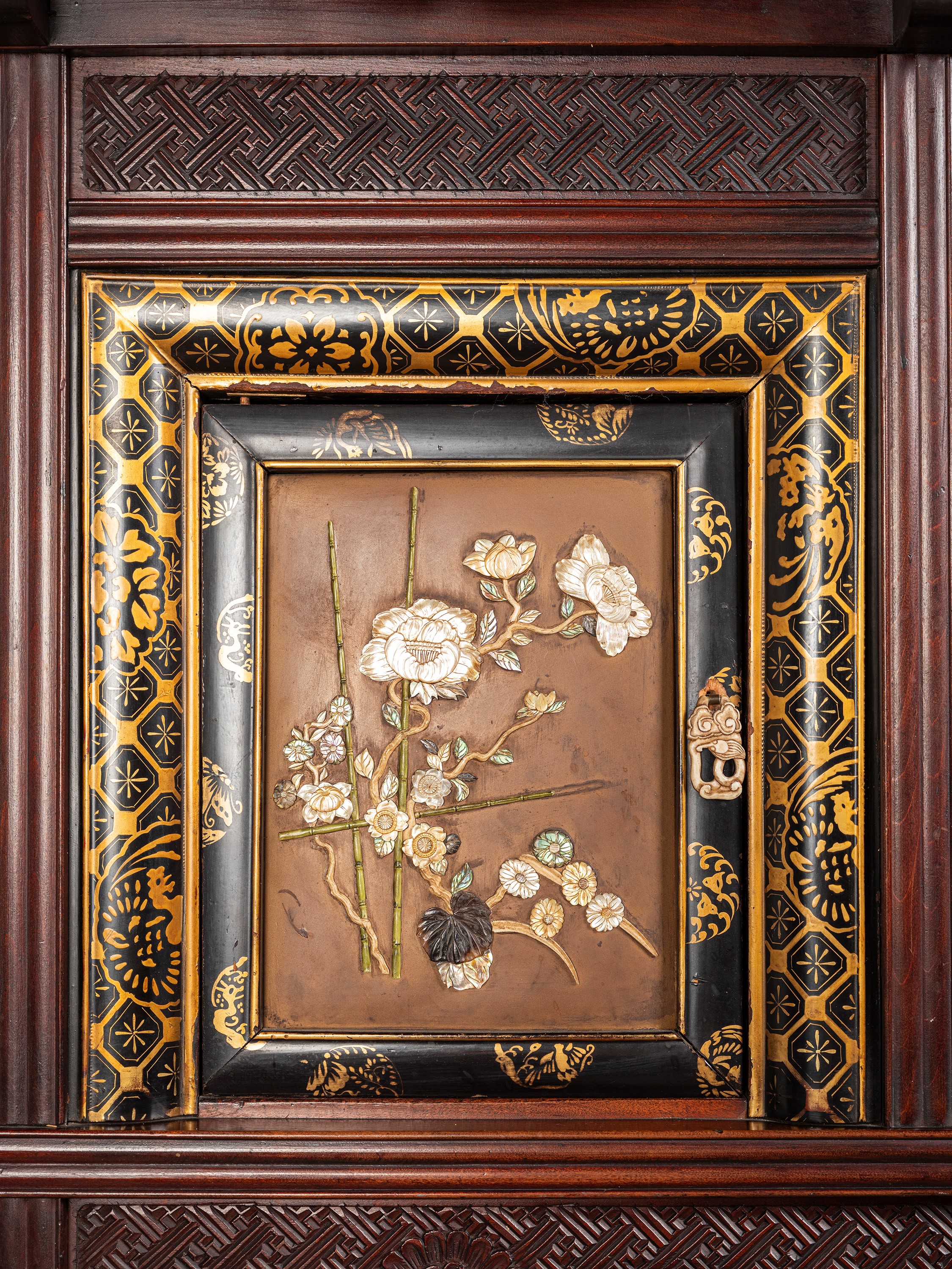 Kazari-dana in legno laccato con intarsi Shibayama, Giappone, periodo Meiji (fine XIX secolo)